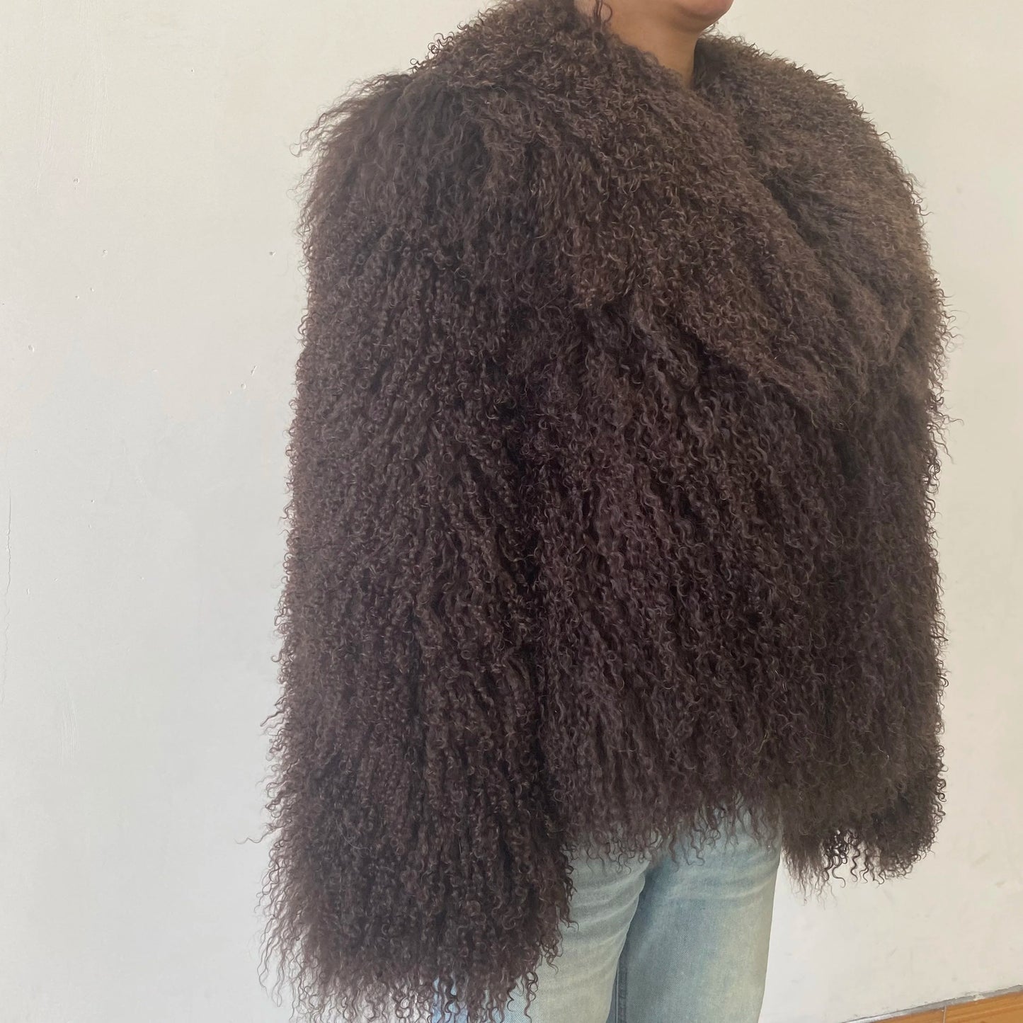 Mongolian sheepskin fashionable and luxurious women's coat for winter, providing warmth, high street style, natural material, du