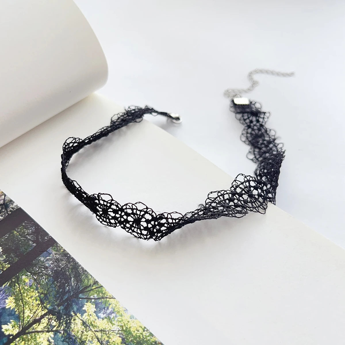 A fashionable, simple, versatile, sexy and retro black lace choker collar, neck strap, necklace and women's accessory decoration