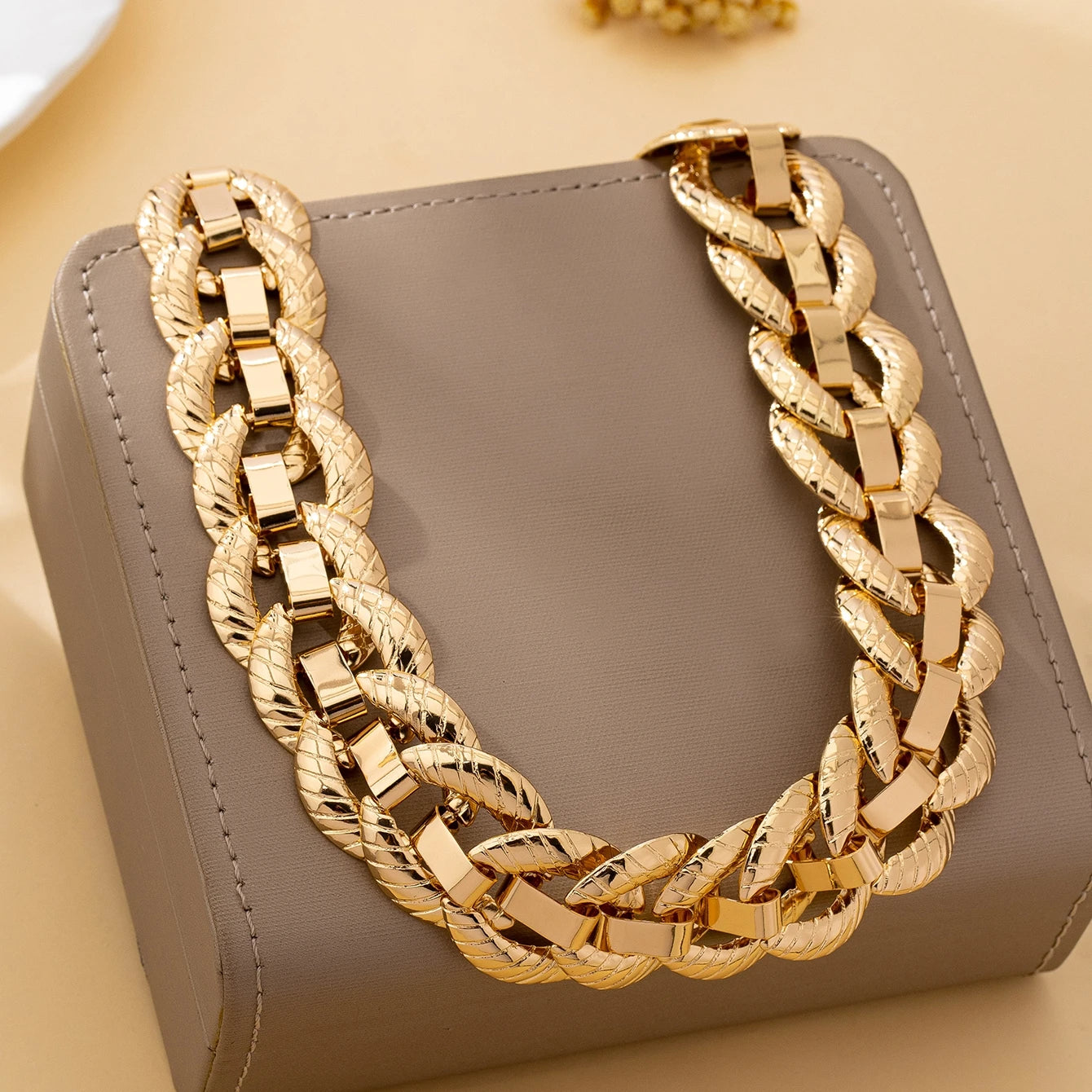 Women's Necklace, Exaggerated and Fashionable Round Buckle Chain Necklace, Suitable for Daily Wear and Parties
