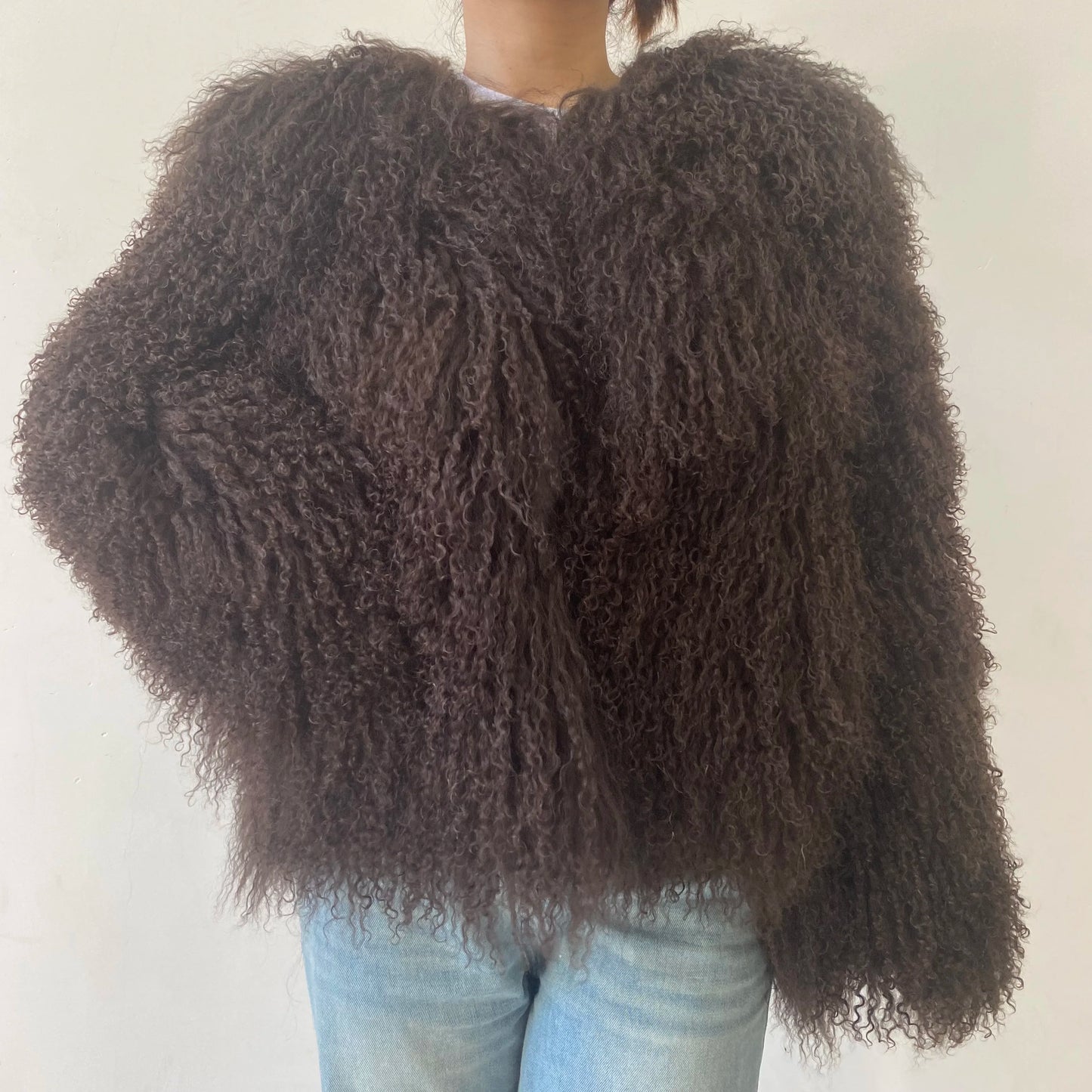 Mongolian sheepskin fashionable and luxurious women's coat for winter, providing warmth, high street style, natural material, du