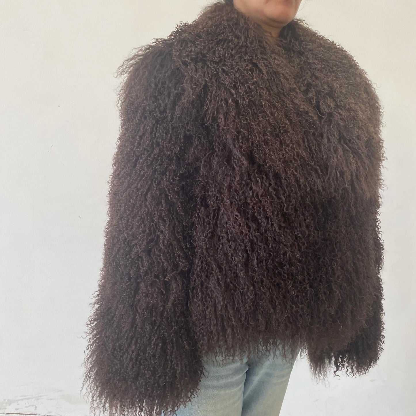 Mongolian sheepskin fashionable and luxurious women's coat for winter, providing warmth, high street style, natural material, du