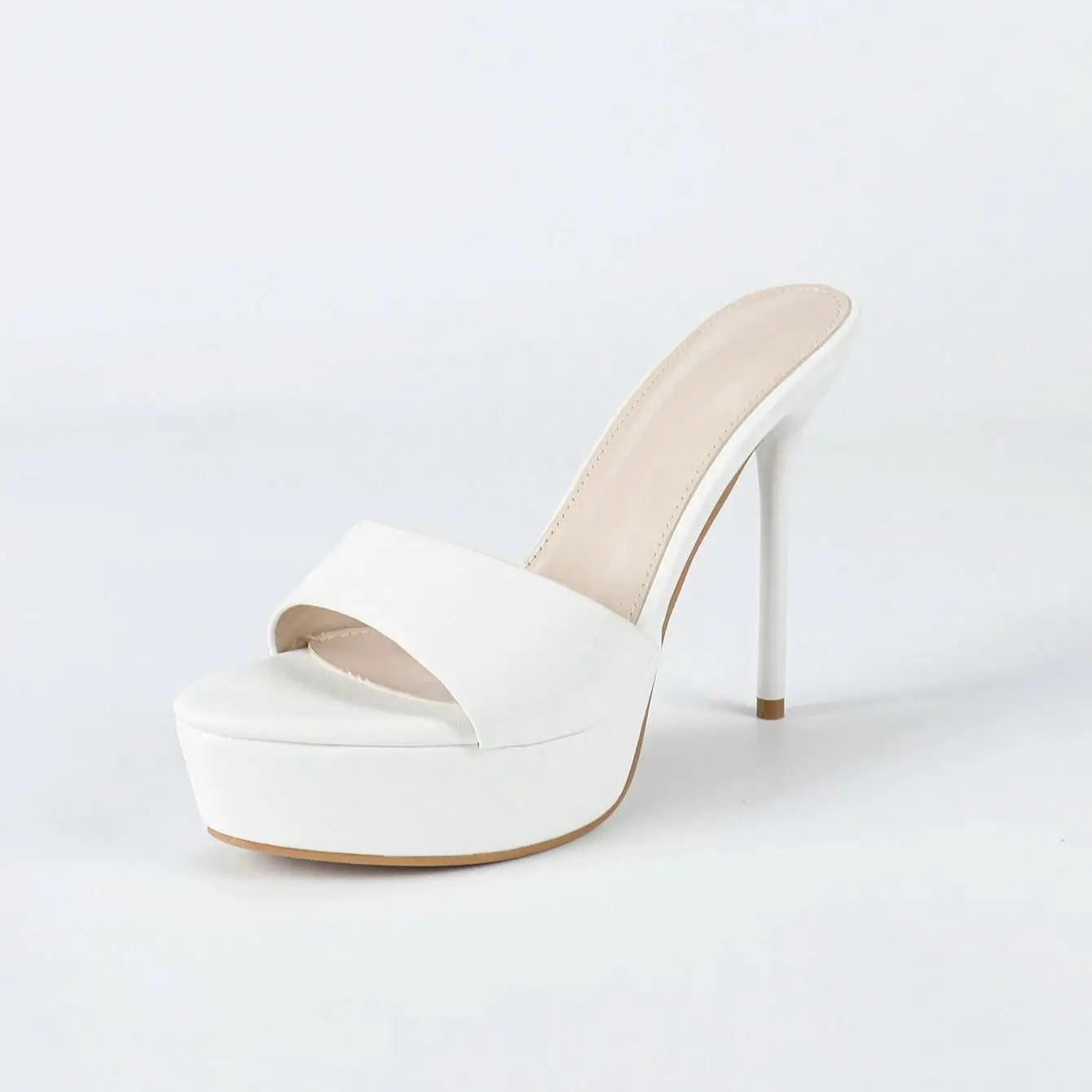 A girl in white flip-flops wears 12CM high-heeled, thin-heeled, water-resistant platform high-heeled women's shoes on the outsid
