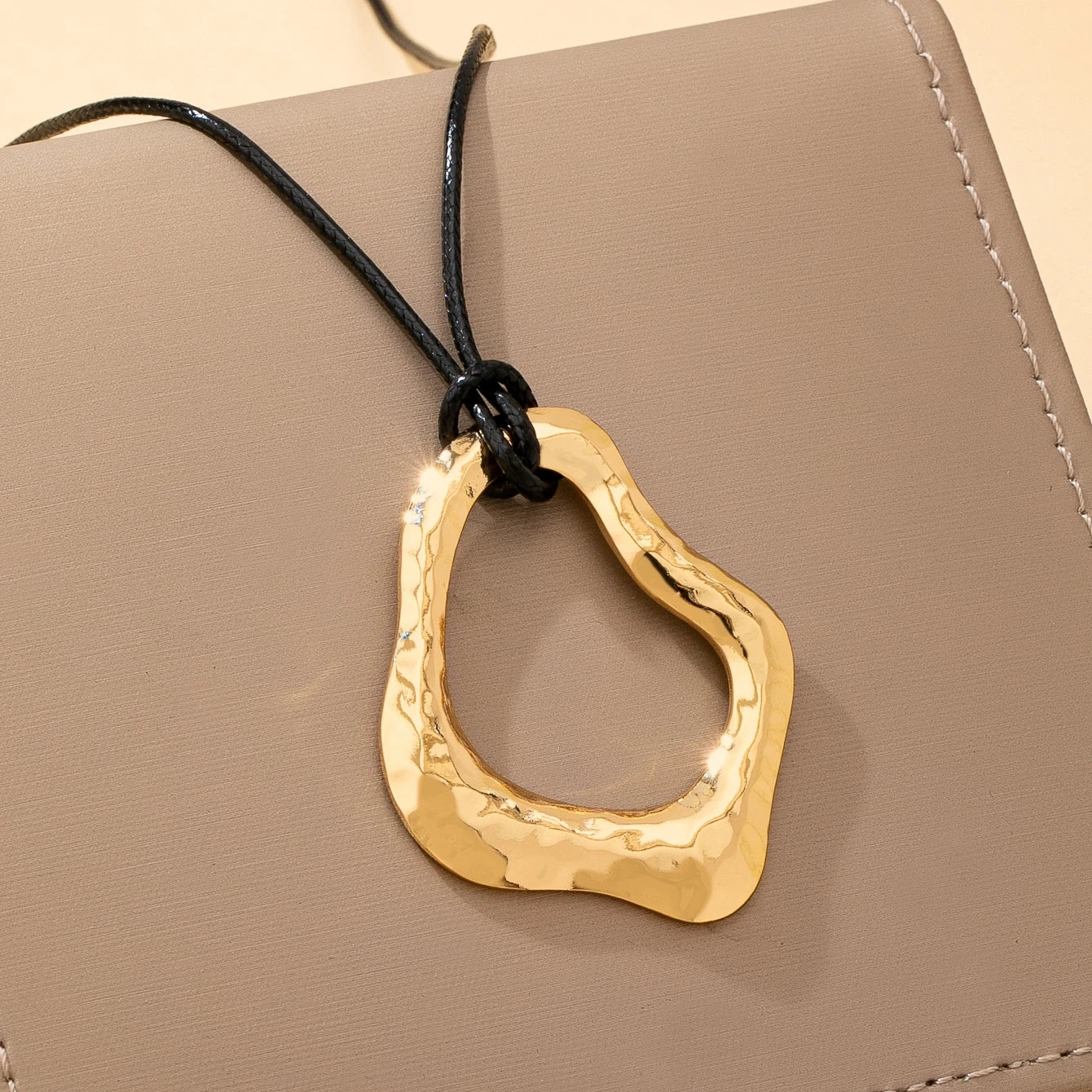 A Women's Necklace with an Irregular Geometric Pendant, Winter Punk Style Sweater Necklace, Suitable for Everyday Wear and Vacation Wear