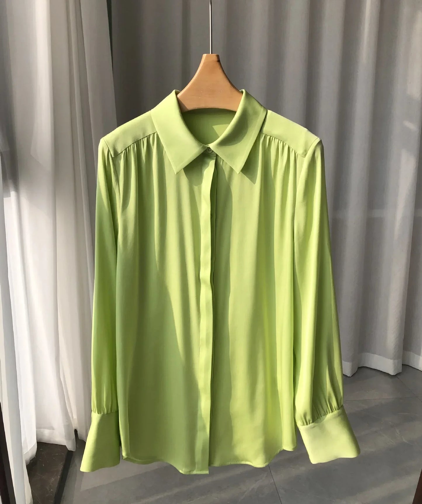 Elegant and Simple Smooth Double Joe Satin Pleated Silk Shirt Elegant Restrained Womens Silk Blouse Mulberry Silk Shirt