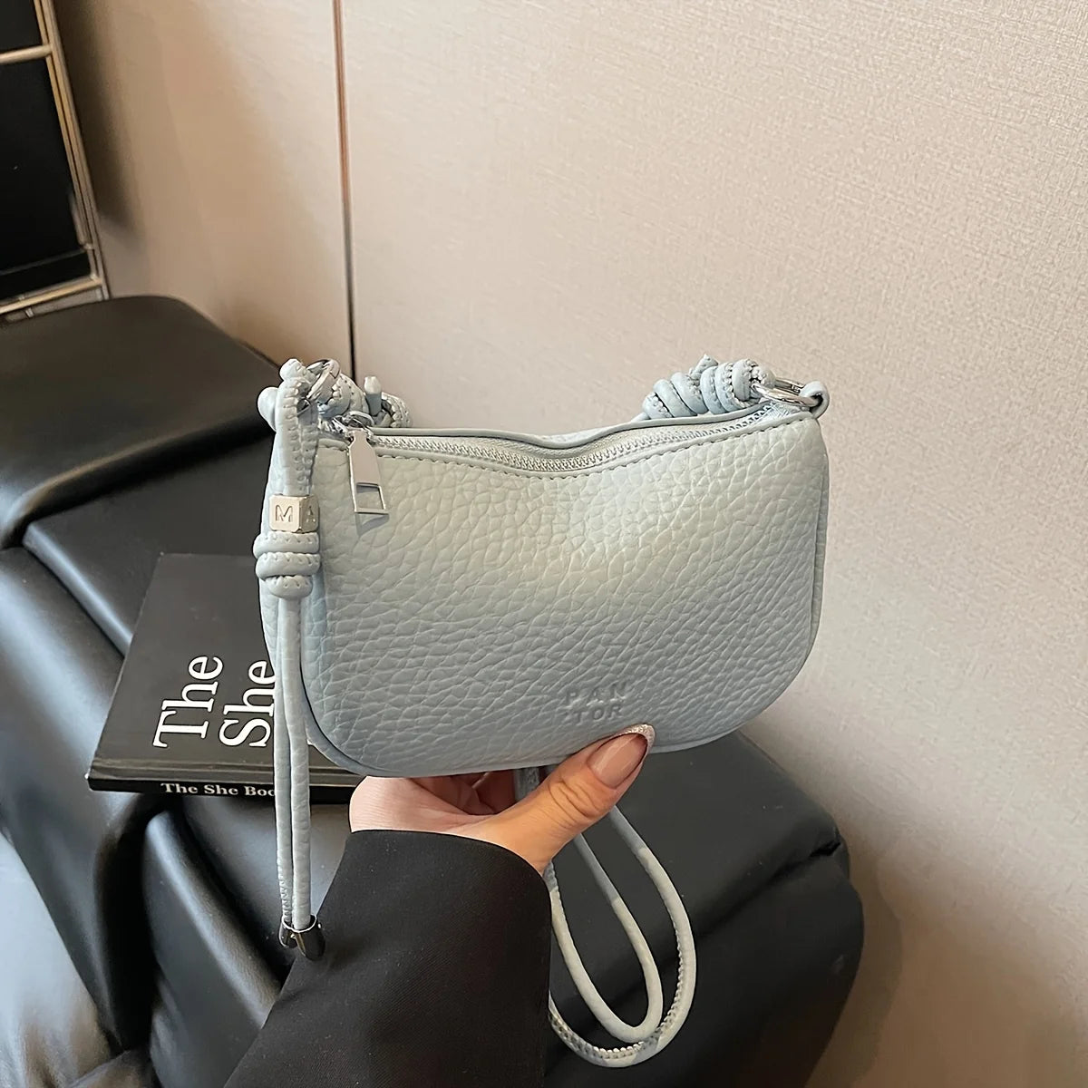 Ladies' Crossbody Bag Is Fashionable, Versatile, Solid Color, Exquisite Design, Suitable for Daily Commuting, Casual Shoulder Bag