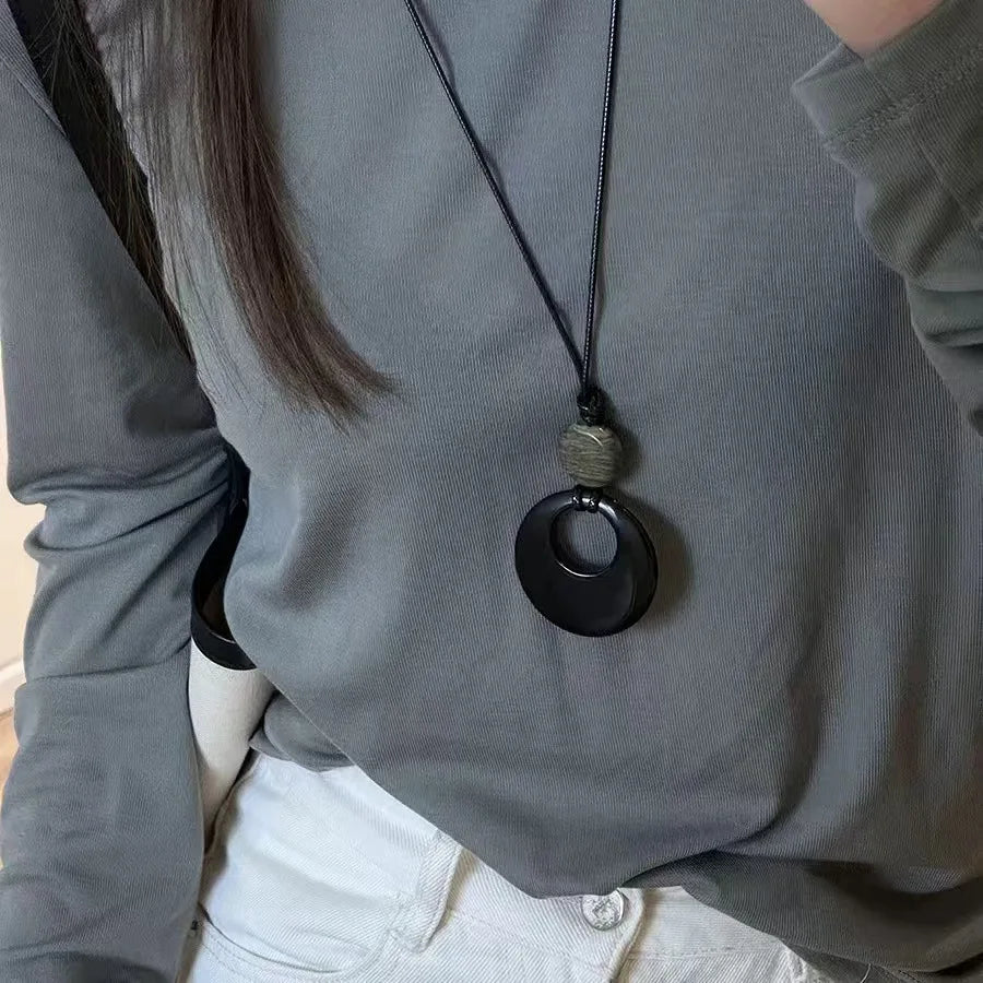 New pendant necklace with a light luxury and high-end feel, long sweater chain with retro simplicity and versatile accessories