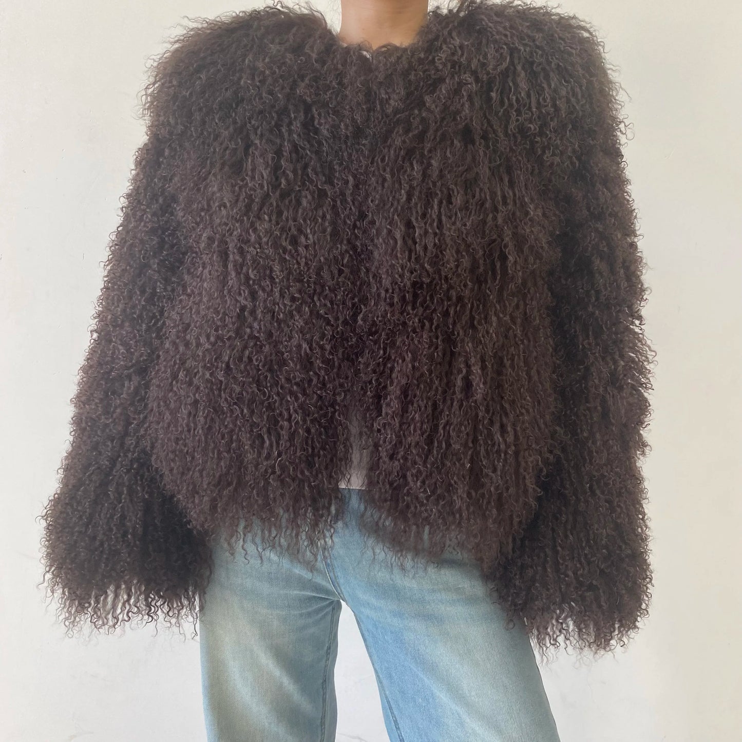 Mongolian sheepskin fashionable and luxurious women's coat for winter, providing warmth, high street style, natural material, du