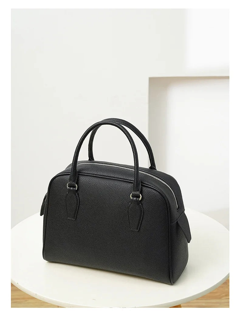 New Women's Handbag, Simple Casual Bag, Large-Capacity Briefcase, Fashionable Commuter Tote Bag, Retro-Style Water-Repellent Bowling Bag