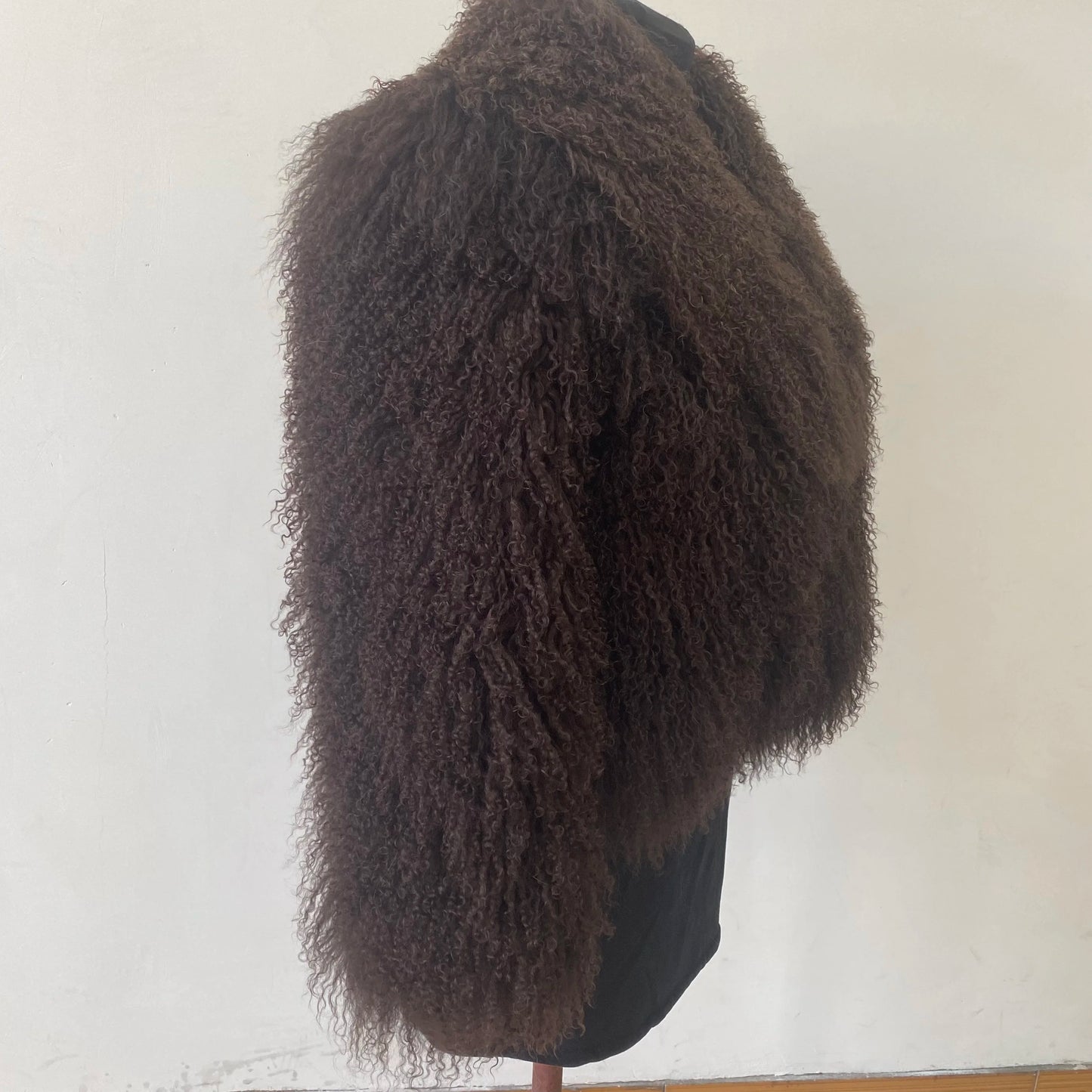 Mongolian sheepskin fashionable and luxurious women's coat for winter, providing warmth, high street style, natural material, du