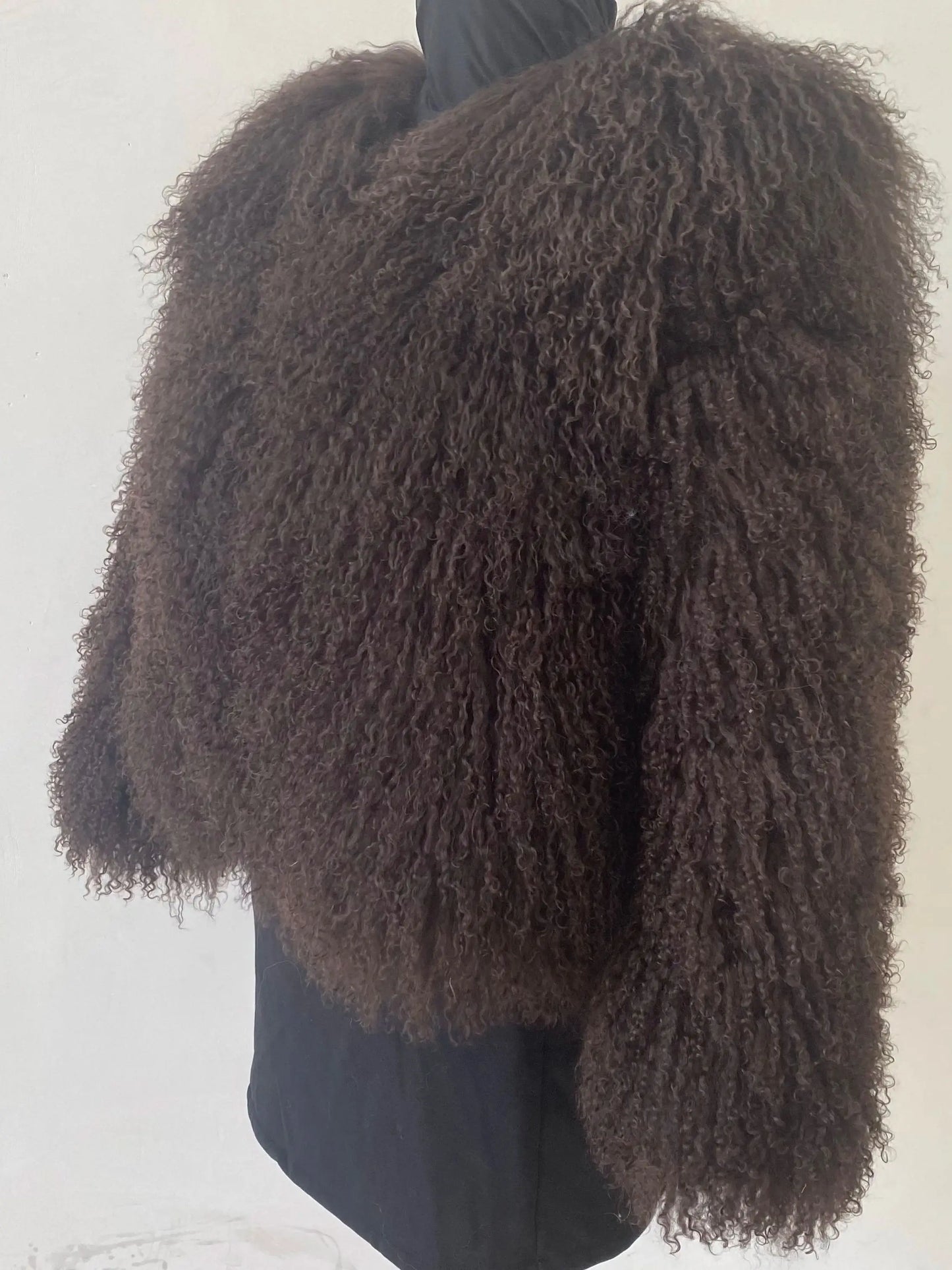 Mongolian sheepskin fashionable and luxurious women's coat for winter, providing warmth, high street style, natural material, du