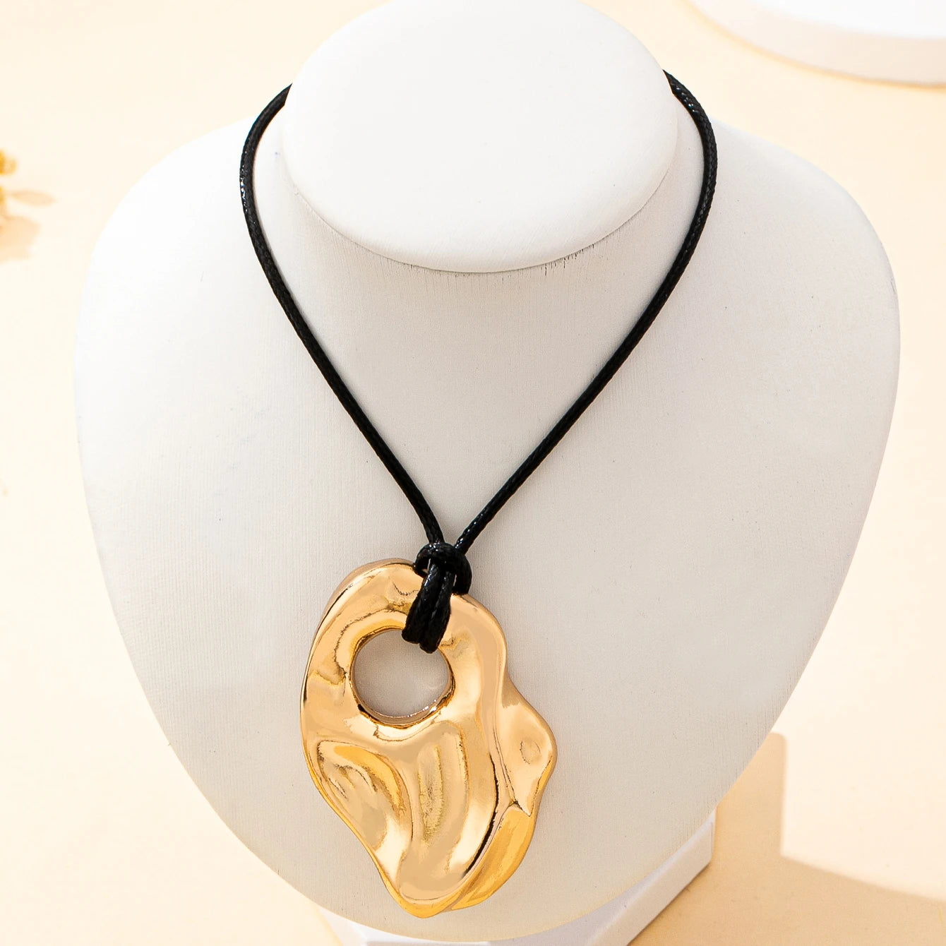 A Women's Necklace with an Irregular Geometric Pendant, Winter Punk Style Sweater Necklace, Suitable for Everyday Wear and Vacation Wear