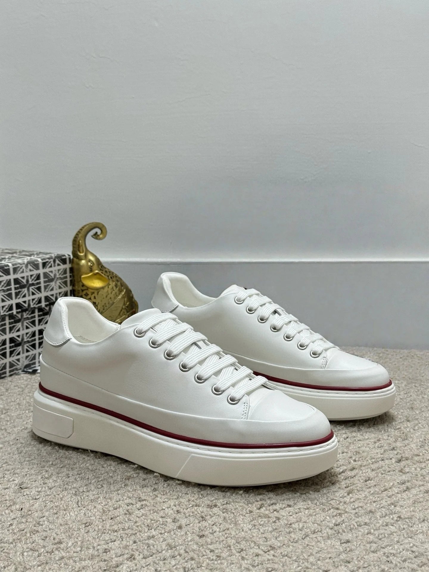 Genuine Leather Sneakers Are High-quality Casual Shoes From A Luxury Brand They Are Versatile and Ideal for Outdoor Commuting