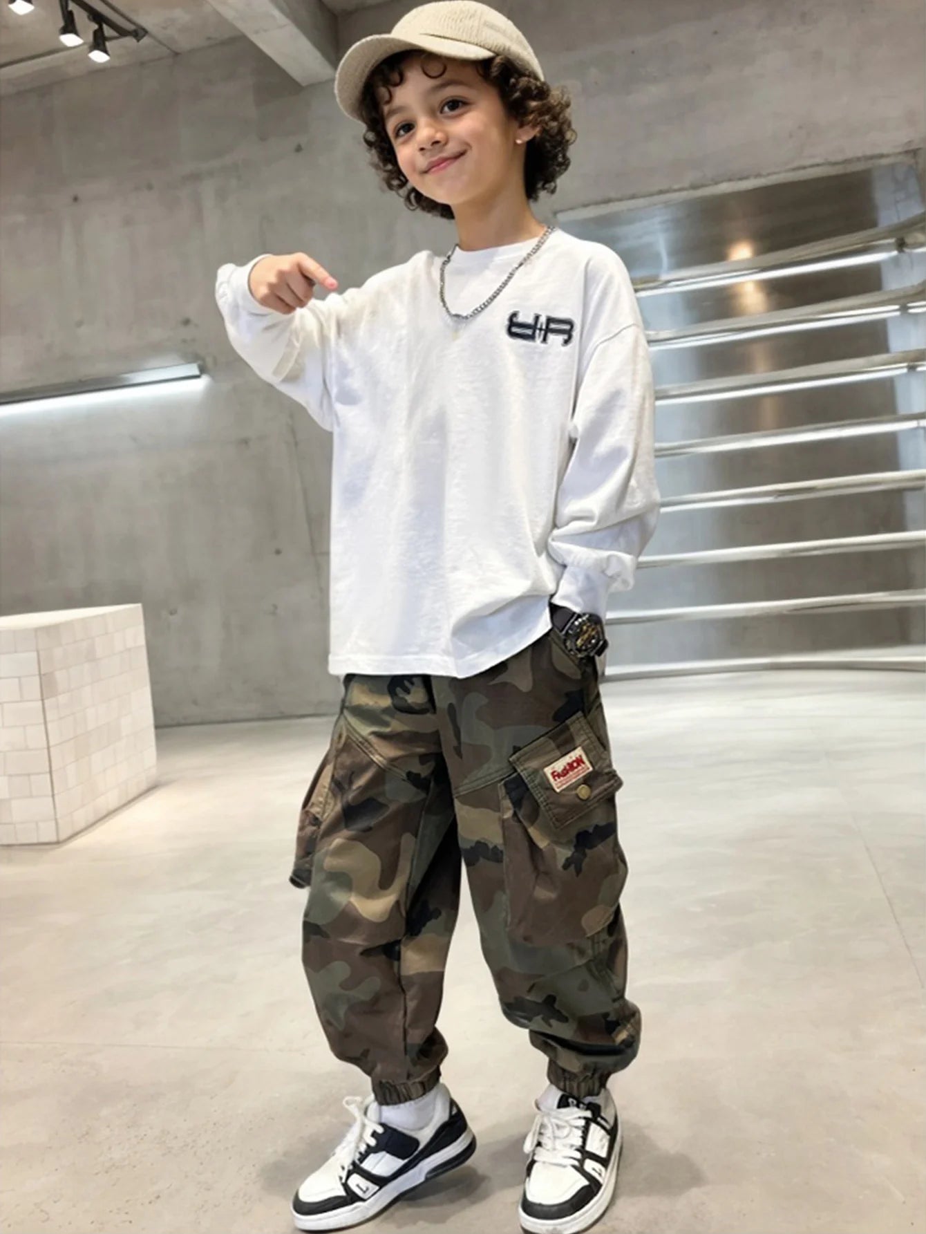 Boys' camouflage pants, fashionable flip pocket work pants, autumn clothes, teenagers' sports ankle tied pants, suitable for com
