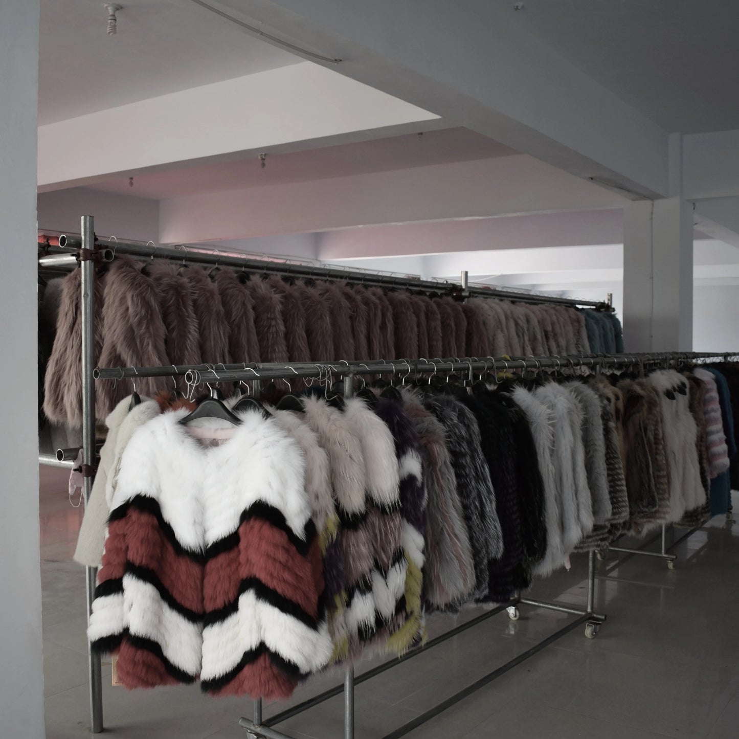 Mongolian sheepskin fashionable and luxurious women's coat for winter, providing warmth, high street style, natural material, du