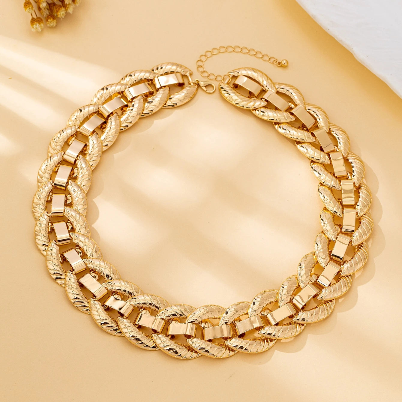 Women's Necklace, Exaggerated and Fashionable Round Buckle Chain Necklace, Suitable for Daily Wear and Parties