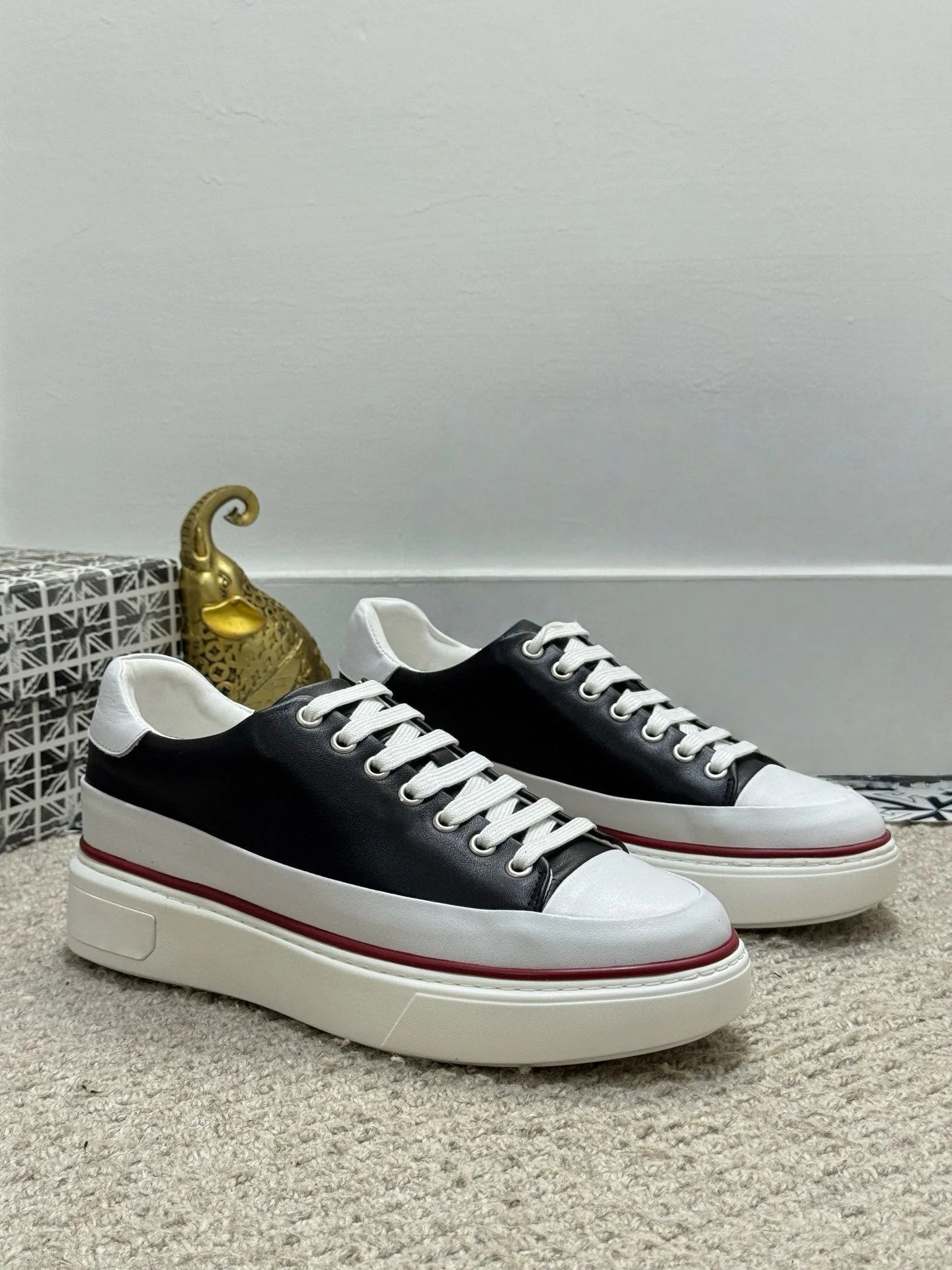 Genuine Leather Sneakers Are High-quality Casual Shoes From A Luxury Brand They Are Versatile and Ideal for Outdoor Commuting