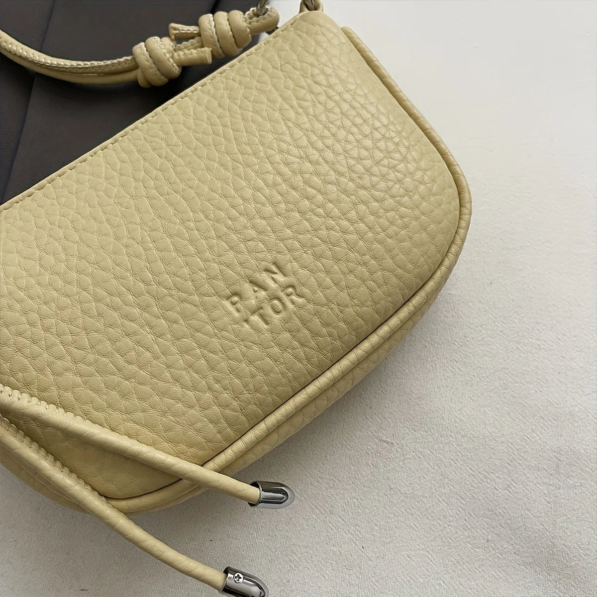 Ladies' Crossbody Bag Is Fashionable, Versatile, Solid Color, Exquisite Design, Suitable for Daily Commuting, Casual Shoulder Bag