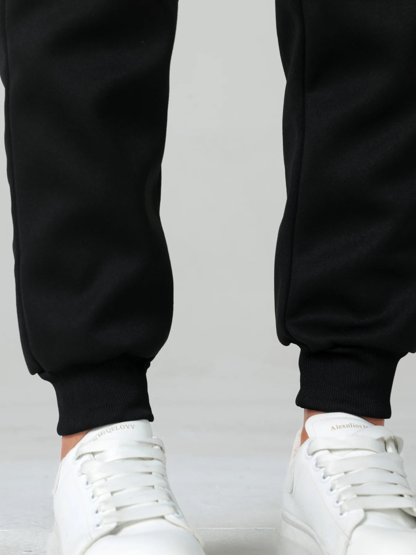 One pair of women's long pants for autumn and winter, thickened with fleece, warm solid color casual sportswear, with pockets