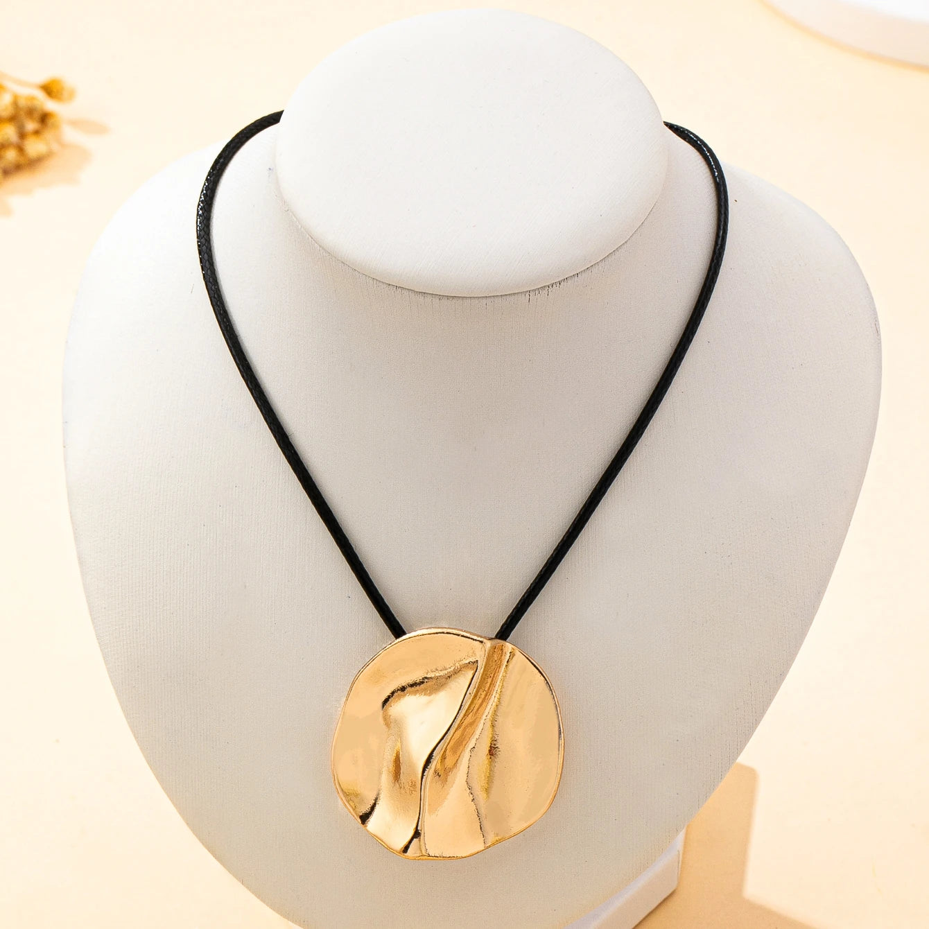 A Women's Necklace with an Irregular Geometric Pendant, Winter Punk Style Sweater Necklace, Suitable for Everyday Wear and Vacation Wear