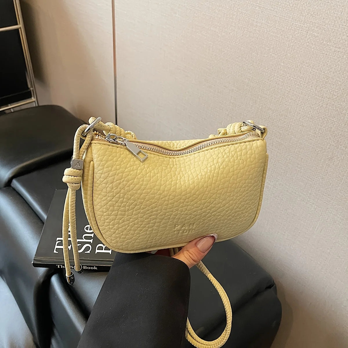 Ladies' Crossbody Bag Is Fashionable, Versatile, Solid Color, Exquisite Design, Suitable for Daily Commuting, Casual Shoulder Bag
