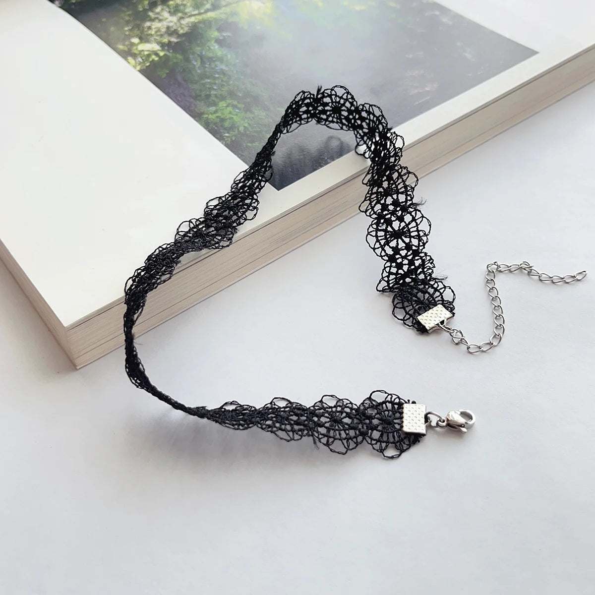 A fashionable, simple, versatile, sexy and retro black lace choker collar, neck strap, necklace and women's accessory decoration