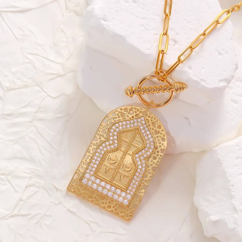 A pendant necklace with a fashionable geometric door-shaped design, featuring a stainless steel chain and set with zircons.