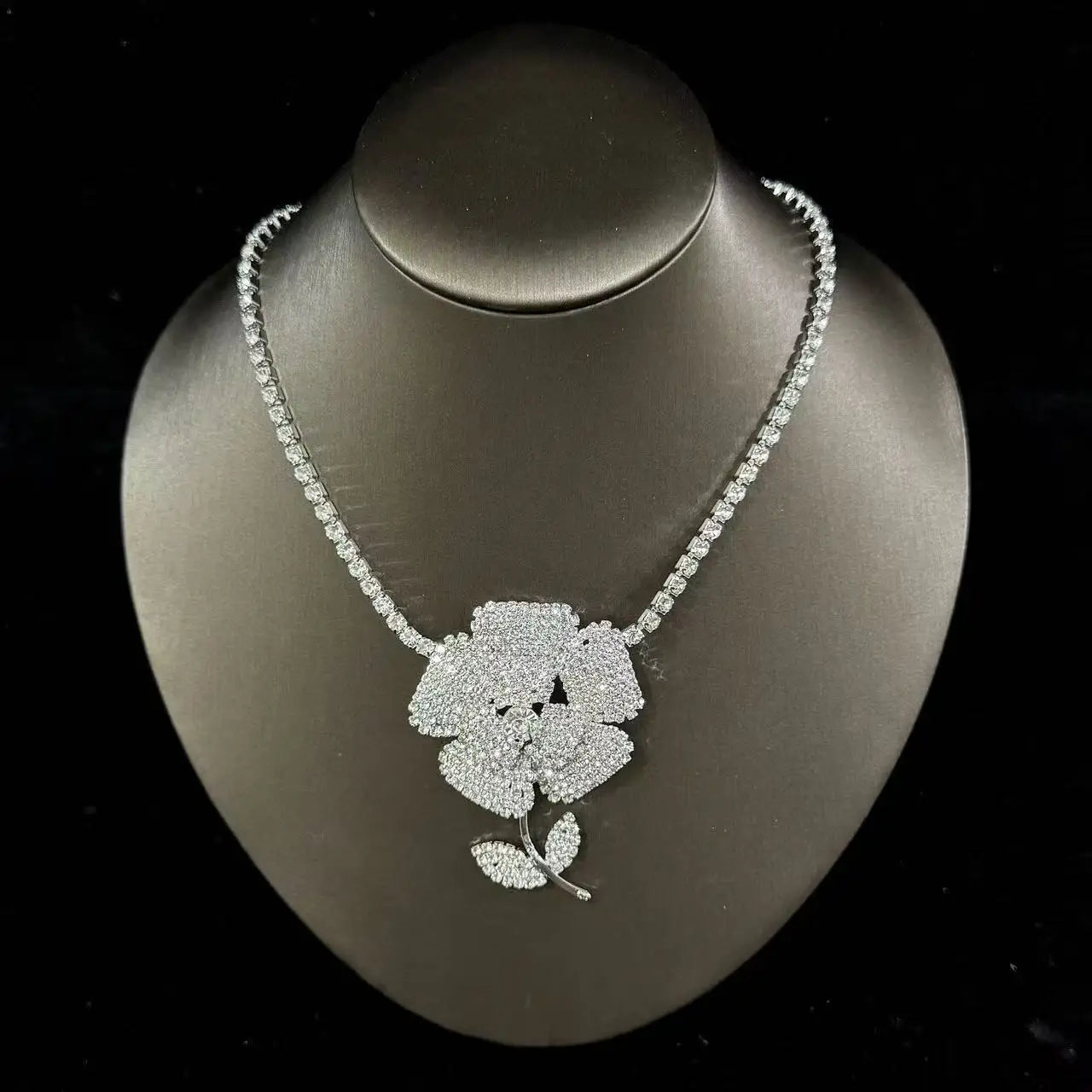 Diamond-Embedded Flower Necklace: European & American Fashion Choker for Lockbone, Light Luxury & Versatile High-End Jewelry
