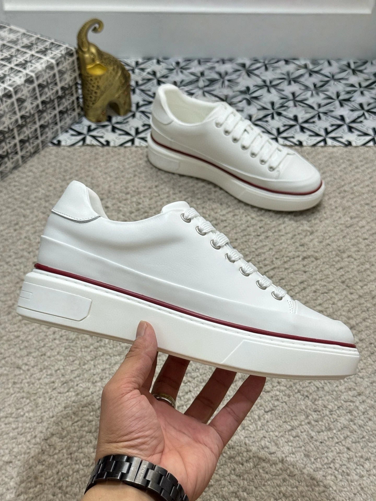 Genuine Leather Sneakers Are High-quality Casual Shoes From A Luxury Brand They Are Versatile and Ideal for Outdoor Commuting