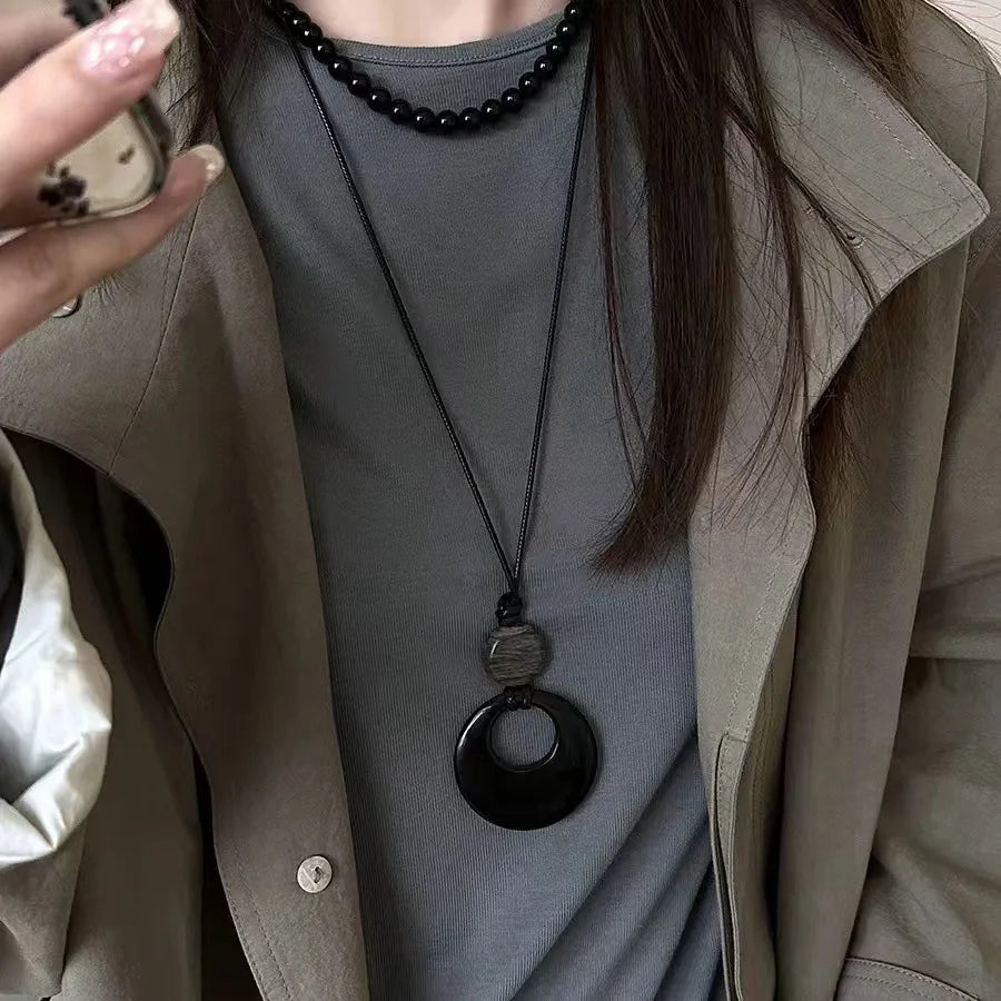 New pendant necklace with a light luxury and high-end feel, long sweater chain with retro simplicity and versatile accessories