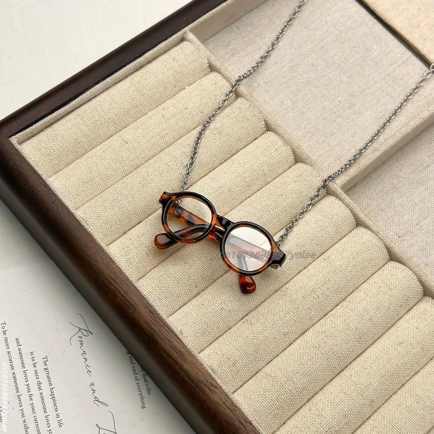 Artistic Glasses Shaped Necklace Niche Design Style Glasses Pendant Necklaces Simple Versatile Jewelry Fashion Necklace Gift