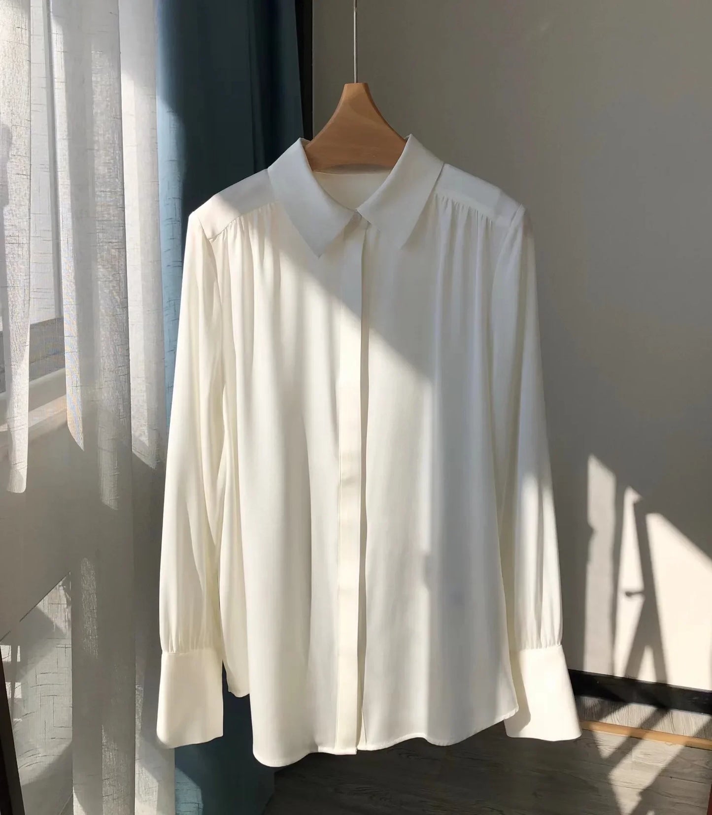 Elegant and Simple Smooth Double Joe Satin Pleated Silk Shirt Elegant Restrained Womens Silk Blouse Mulberry Silk Shirt