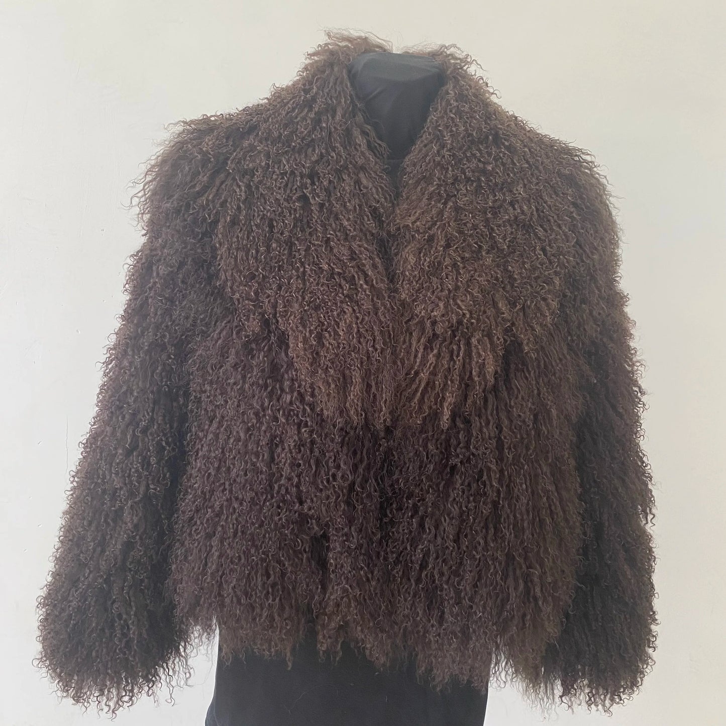 Mongolian sheepskin fashionable and luxurious women's coat for winter, providing warmth, high street style, natural material, du