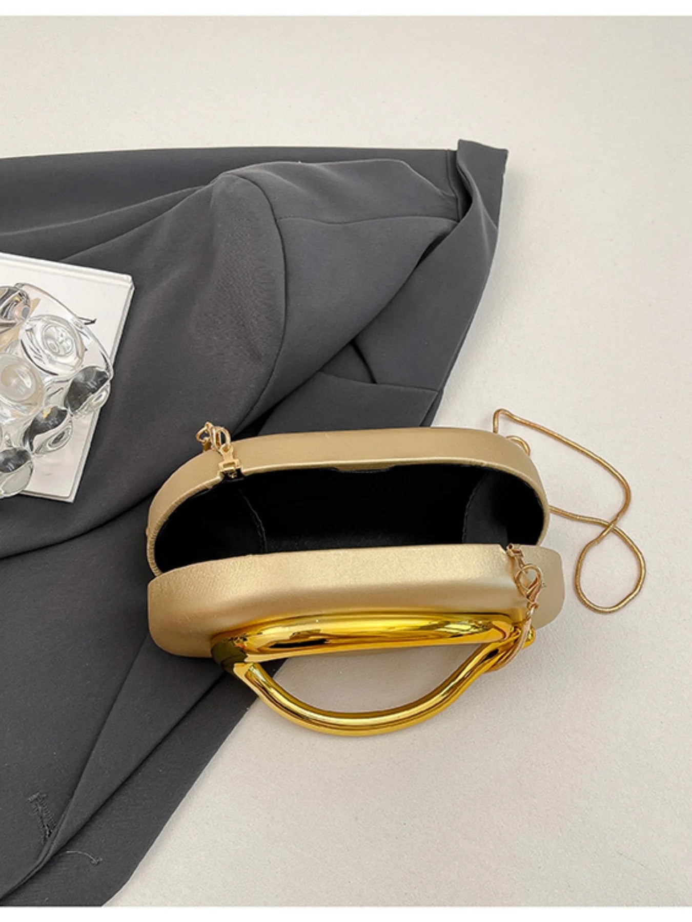 Ladies' elegant and fashionable handbag, suitable for all occasions such as weddings, dances, and dinners