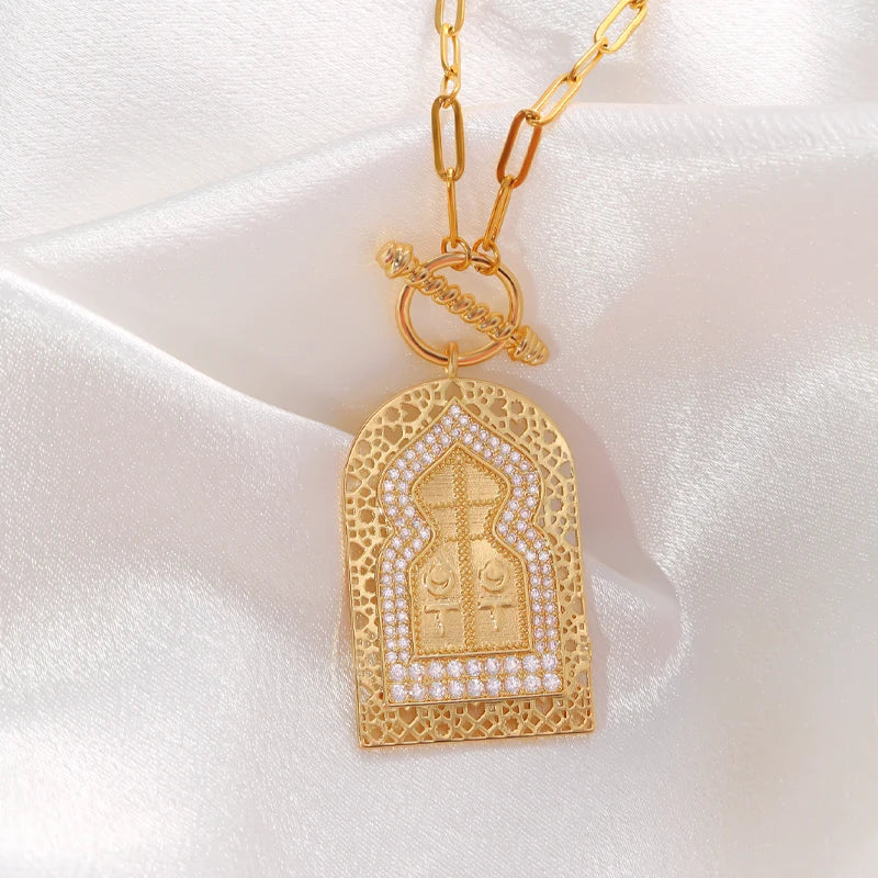 A pendant necklace with a fashionable geometric door-shaped design, featuring a stainless steel chain and set with zircons.