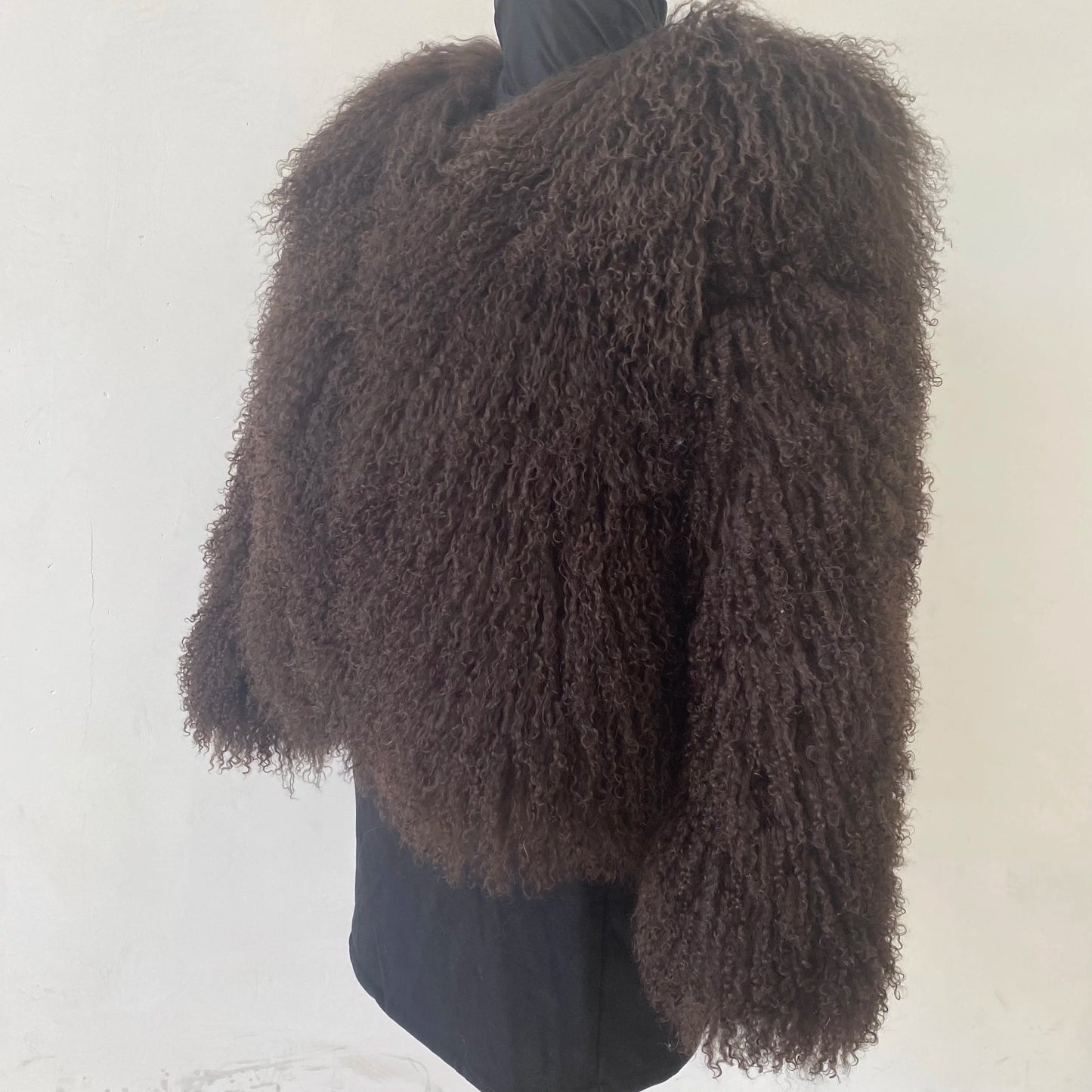 Mongolian sheepskin fashionable and luxurious women's coat for winter, providing warmth, high street style, natural material, du