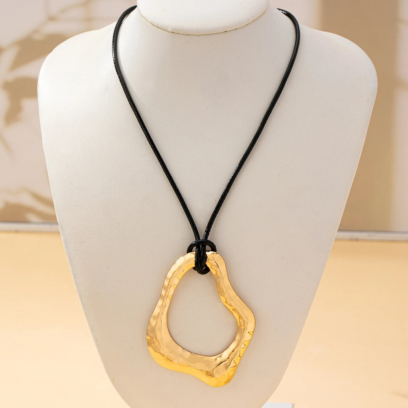 A Women's Necklace with an Irregular Geometric Pendant, Winter Punk Style Sweater Necklace, Suitable for Everyday Wear and Vacation Wear
