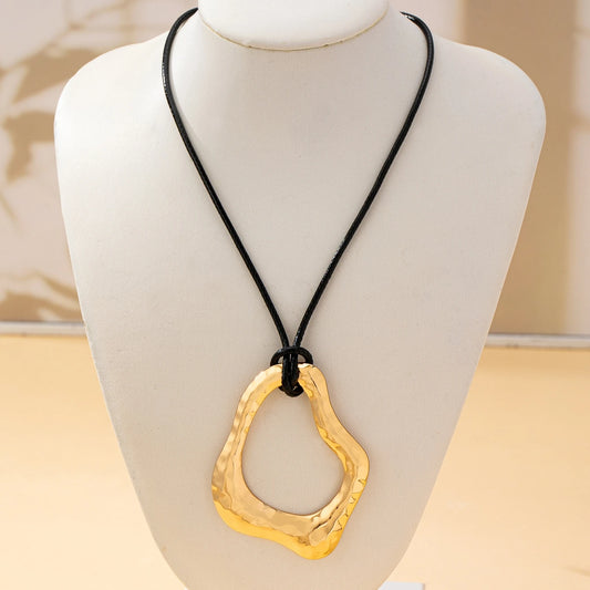 A Women's Necklace with an Irregular Geometric Pendant, Winter Punk Style Sweater Necklace, Suitable for Everyday Wear and Vacation Wear