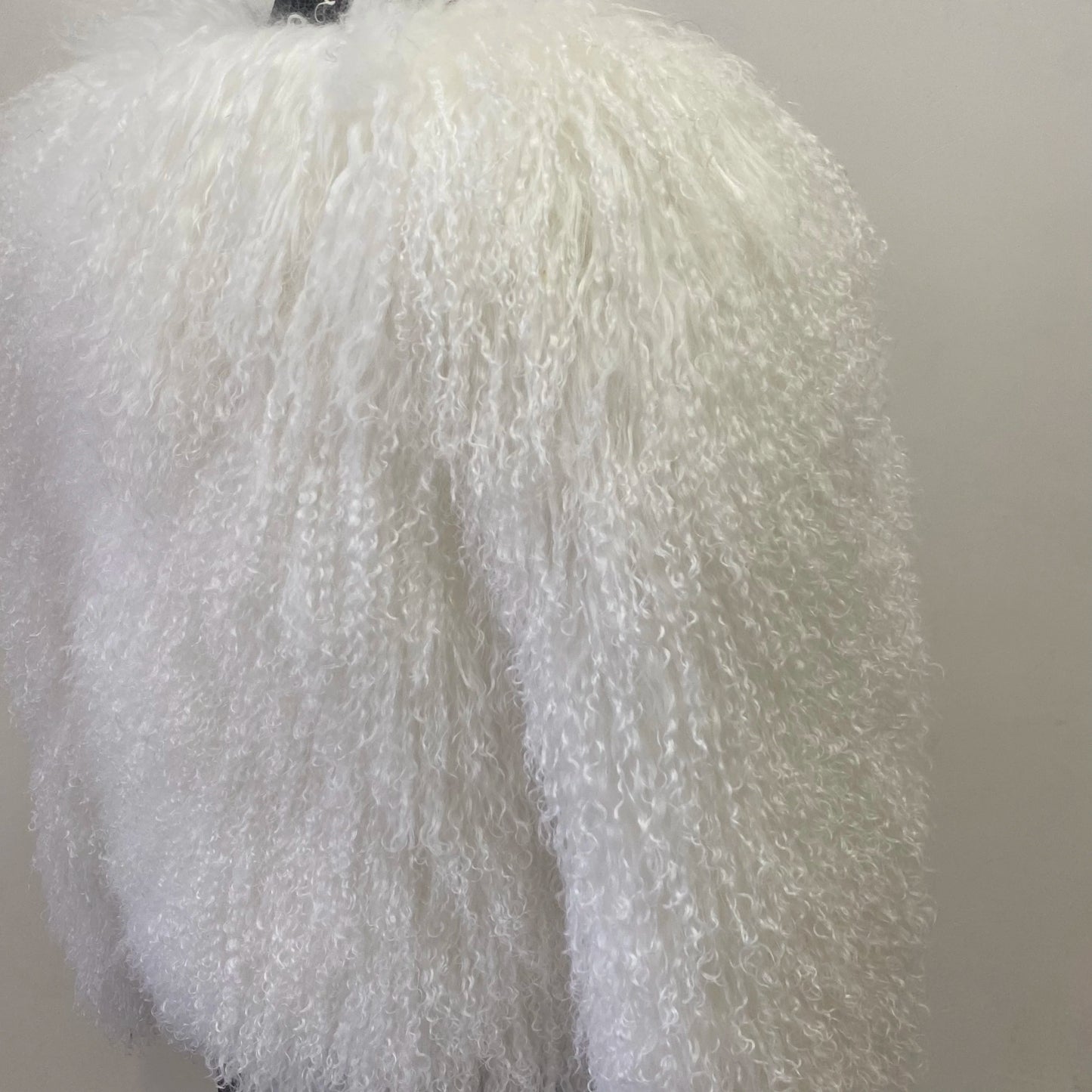Mongolian sheepskin fashionable and luxurious women's coat for winter, providing warmth, high street style, natural material, du