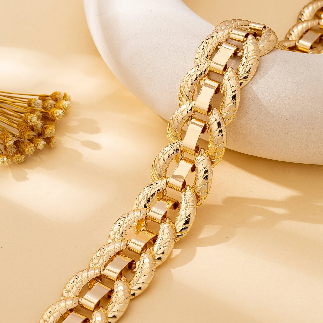 Women's Necklace, Exaggerated and Fashionable Round Buckle Chain Necklace, Suitable for Daily Wear and Parties