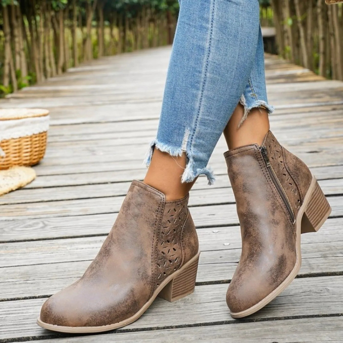 Women Pointed Toe Ankle Boots Thick Heel Side Shoes Women Zipper Fashion Retro Leather Short Barrel Hollow Boots Botas Mujer