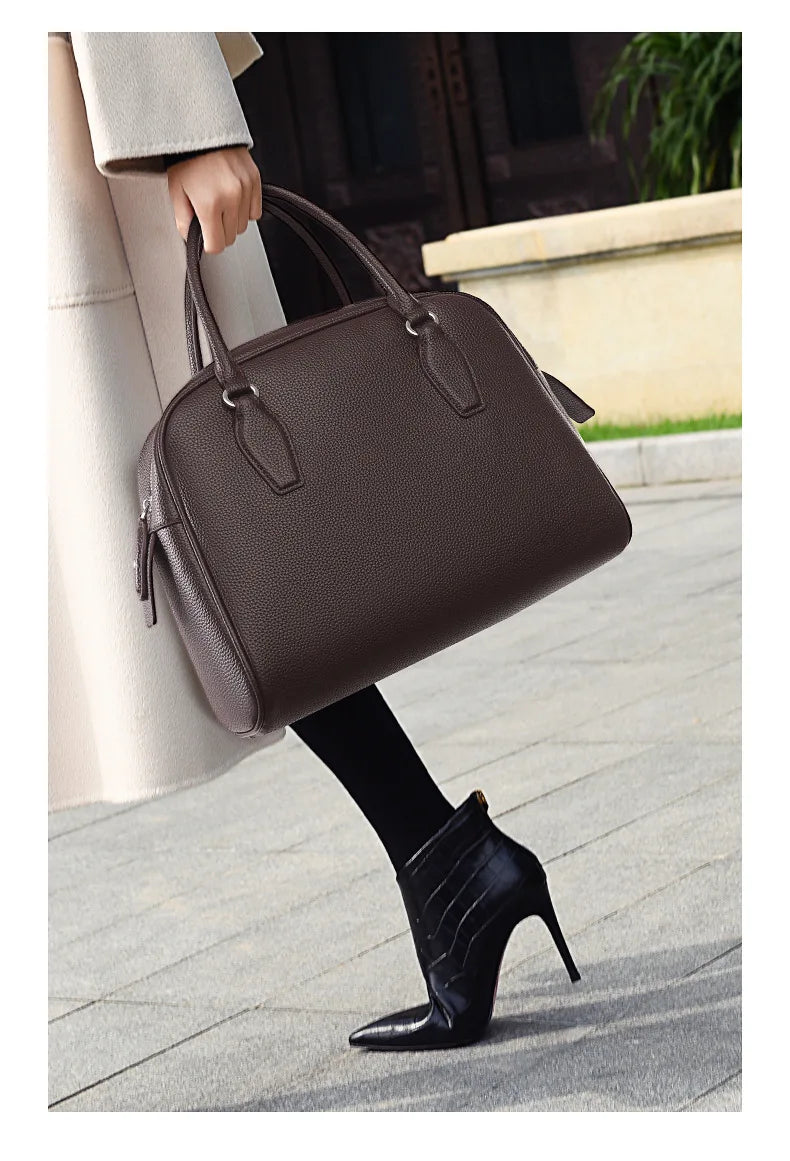 New Women's Handbag, Simple Casual Bag, Large-Capacity Briefcase, Fashionable Commuter Tote Bag, Retro-Style Water-Repellent Bowling Bag