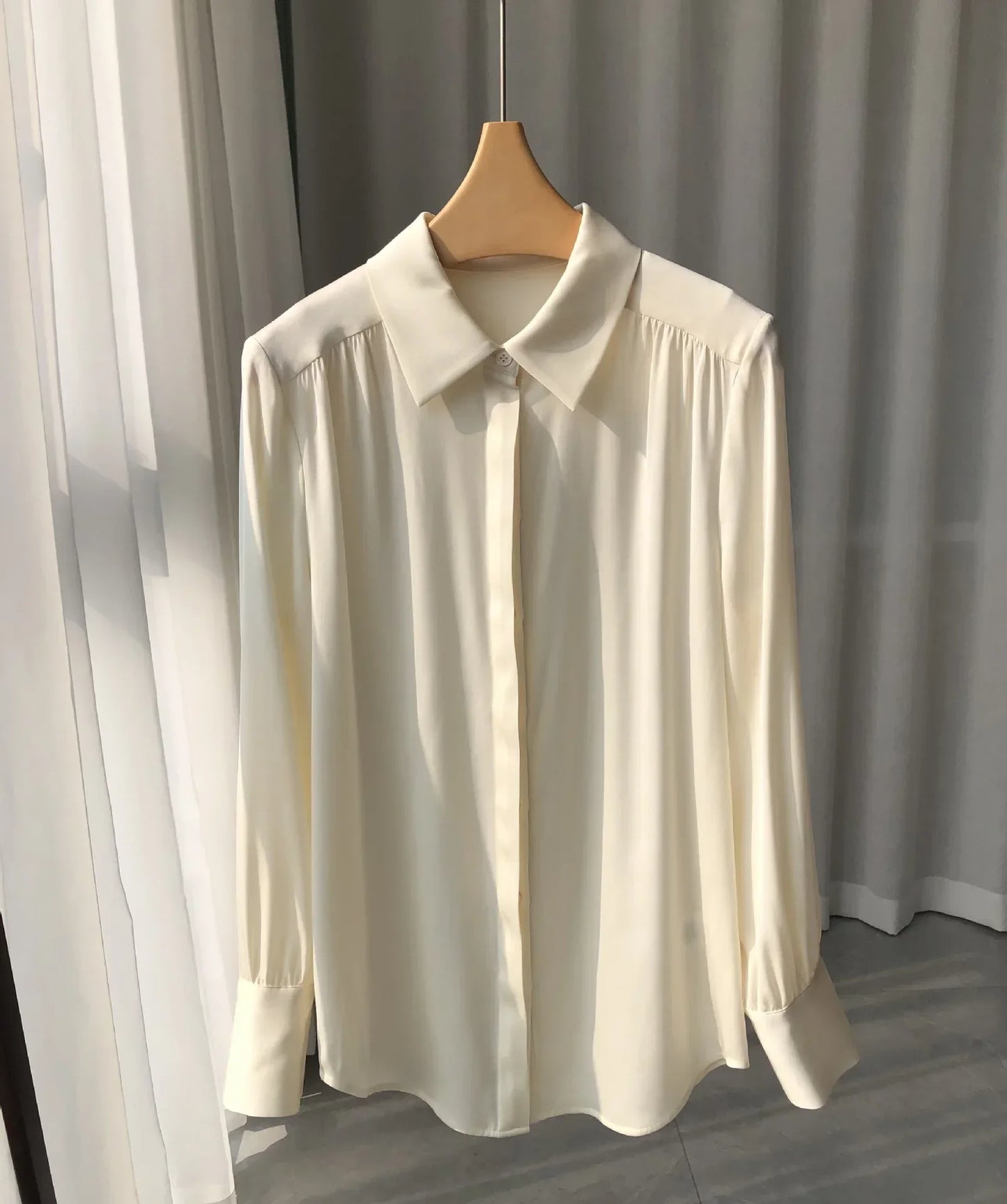 Elegant and Simple Smooth Double Joe Satin Pleated Silk Shirt Elegant Restrained Womens Silk Blouse Mulberry Silk Shirt