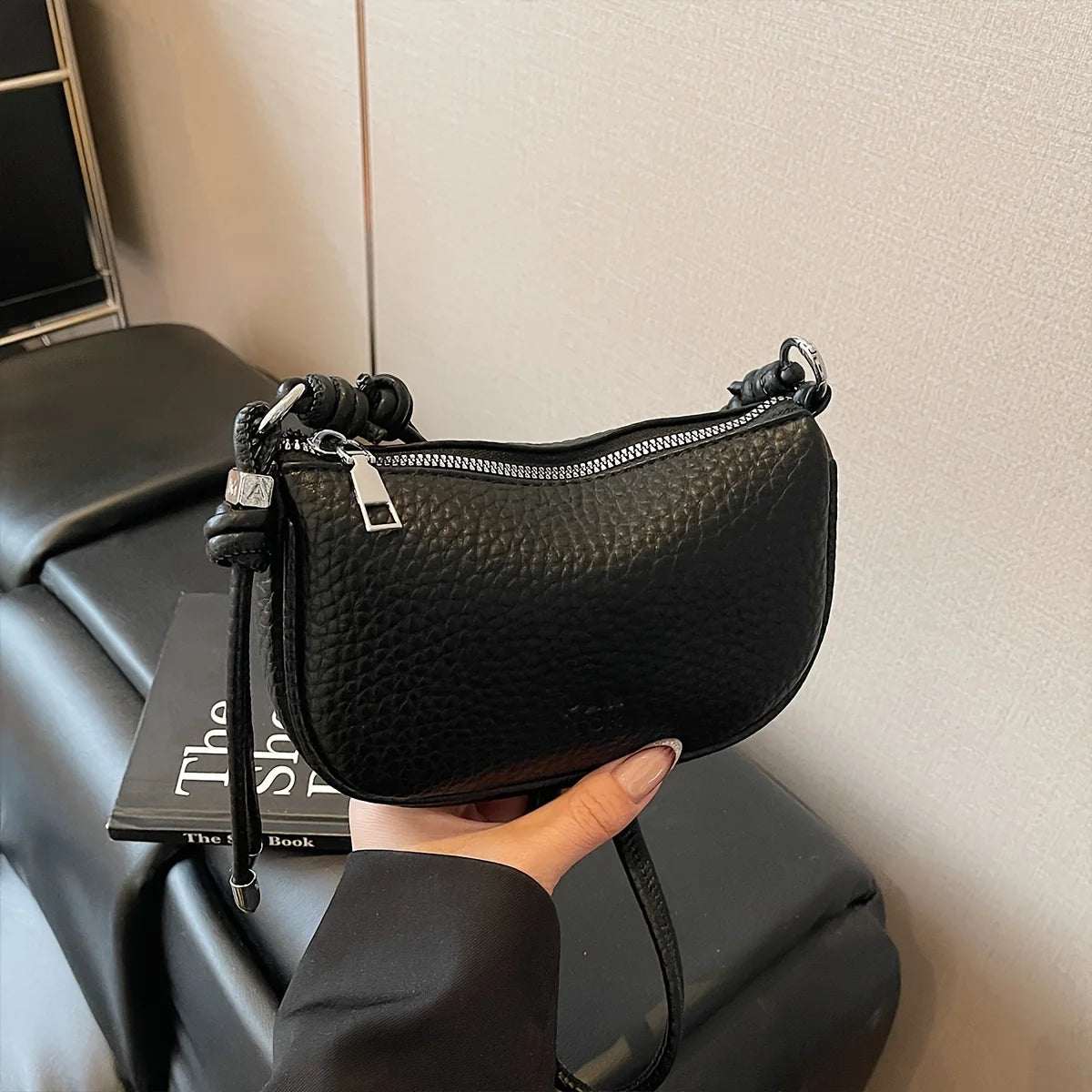 Ladies' Crossbody Bag Is Fashionable, Versatile, Solid Color, Exquisite Design, Suitable for Daily Commuting, Casual Shoulder Bag