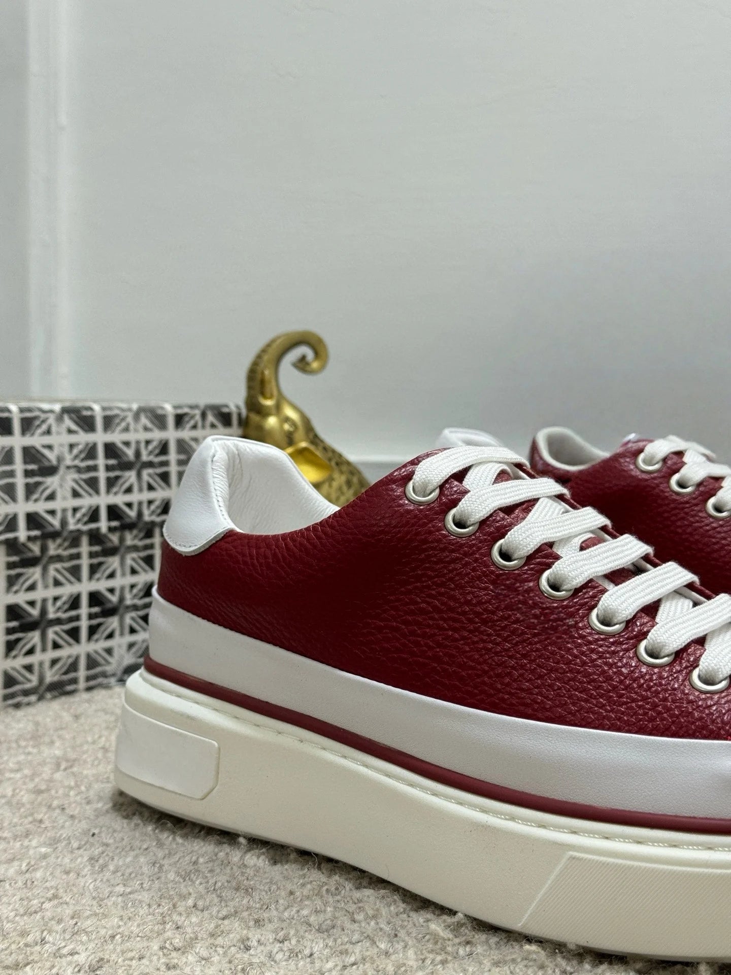 Genuine Leather Sneakers Are High-quality Casual Shoes From A Luxury Brand They Are Versatile and Ideal for Outdoor Commuting
