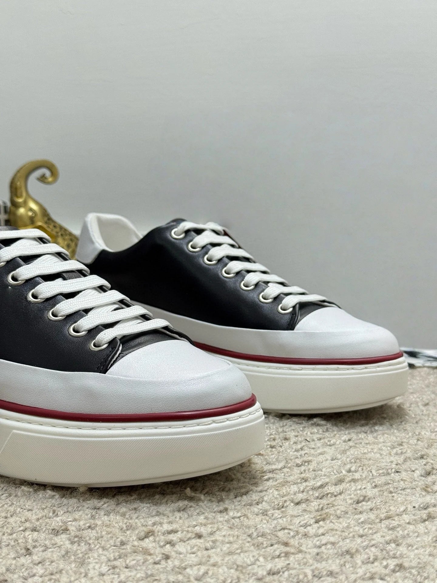 Genuine Leather Sneakers Are High-quality Casual Shoes From A Luxury Brand They Are Versatile and Ideal for Outdoor Commuting
