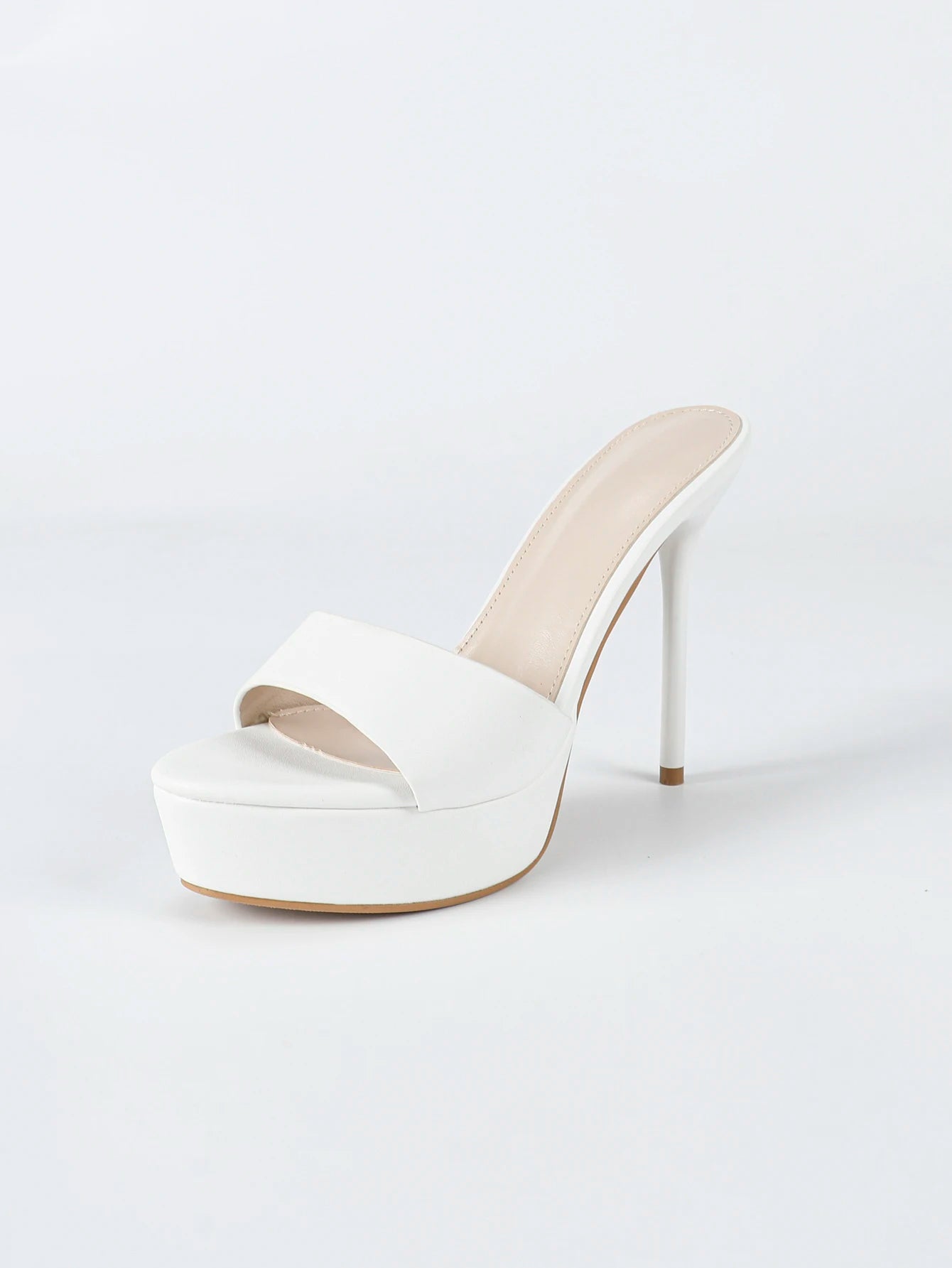 A girl in white flip-flops wears 12CM high-heeled, thin-heeled, water-resistant platform high-heeled women's shoes on the outsid