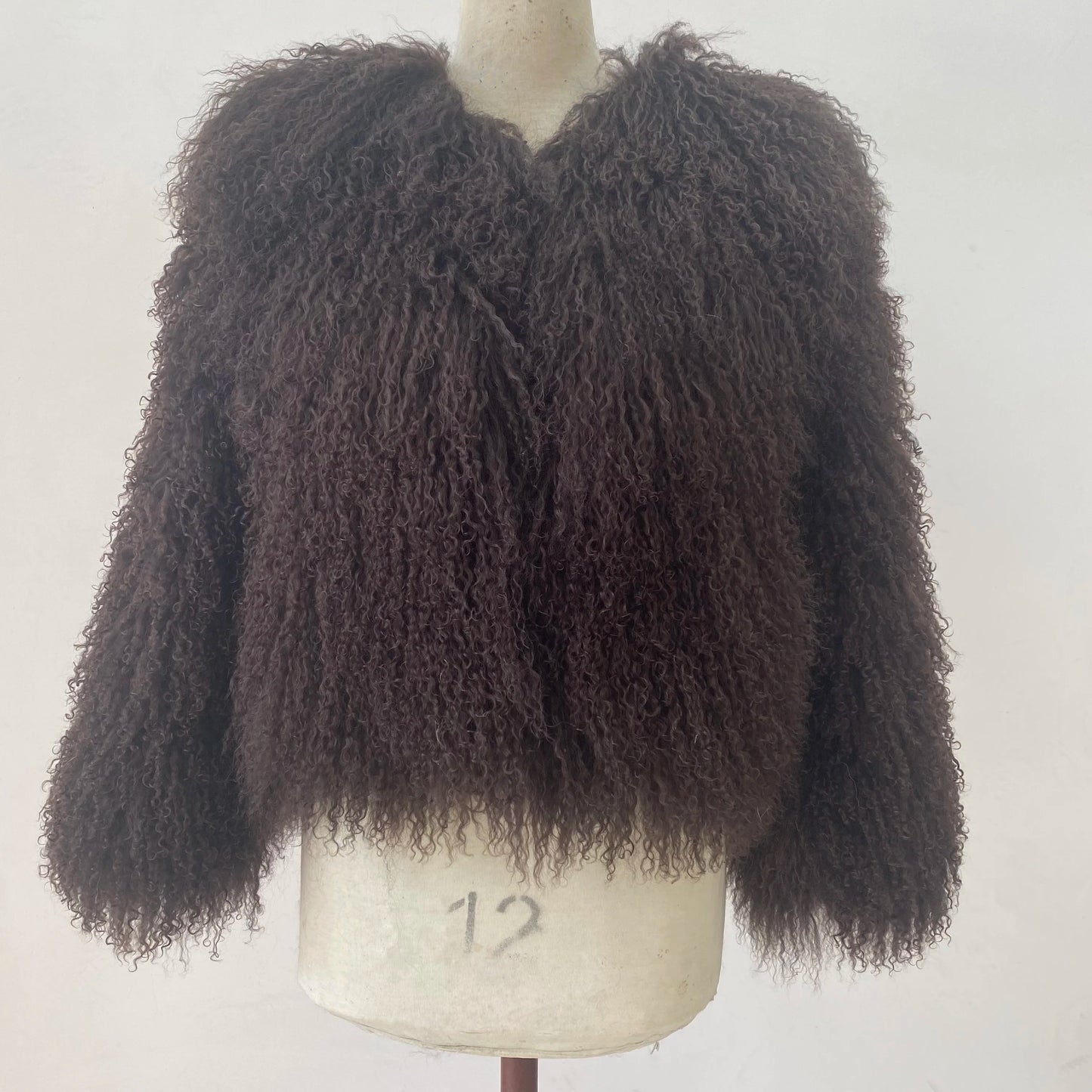 Mongolian sheepskin fashionable and luxurious women's coat for winter, providing warmth, high street style, natural material, du