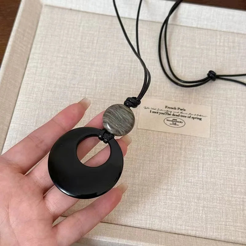 New pendant necklace with a light luxury and high-end feel, long sweater chain with retro simplicity and versatile accessories