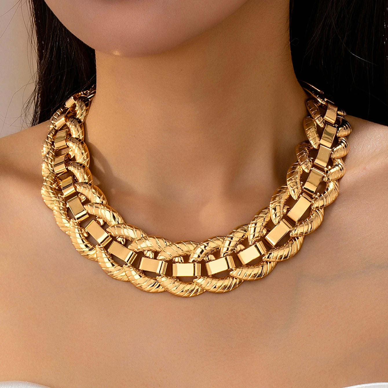 Women's Necklace, Exaggerated and Fashionable Round Buckle Chain Necklace, Suitable for Daily Wear and Parties