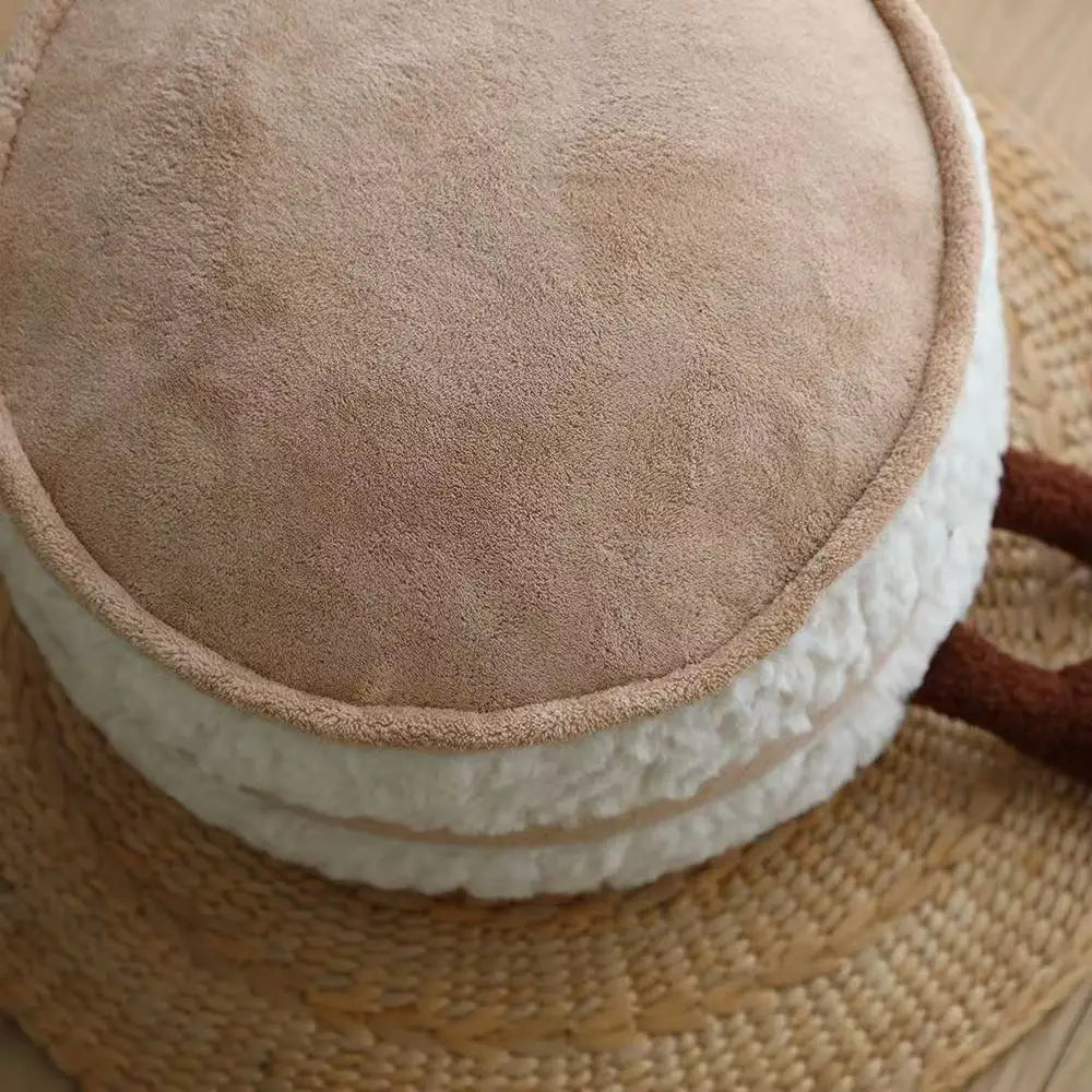 Cute bread, sitting on a pedestal, living room, tatami, futon, removable and washable footstool, shoe changing stool